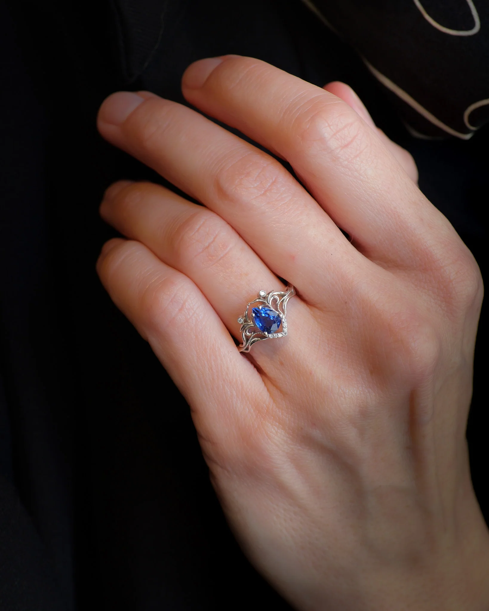 Art Nouveau Engagement Ring with Pear-cut Blue (Natural) Sapphire / Lida - Image 5