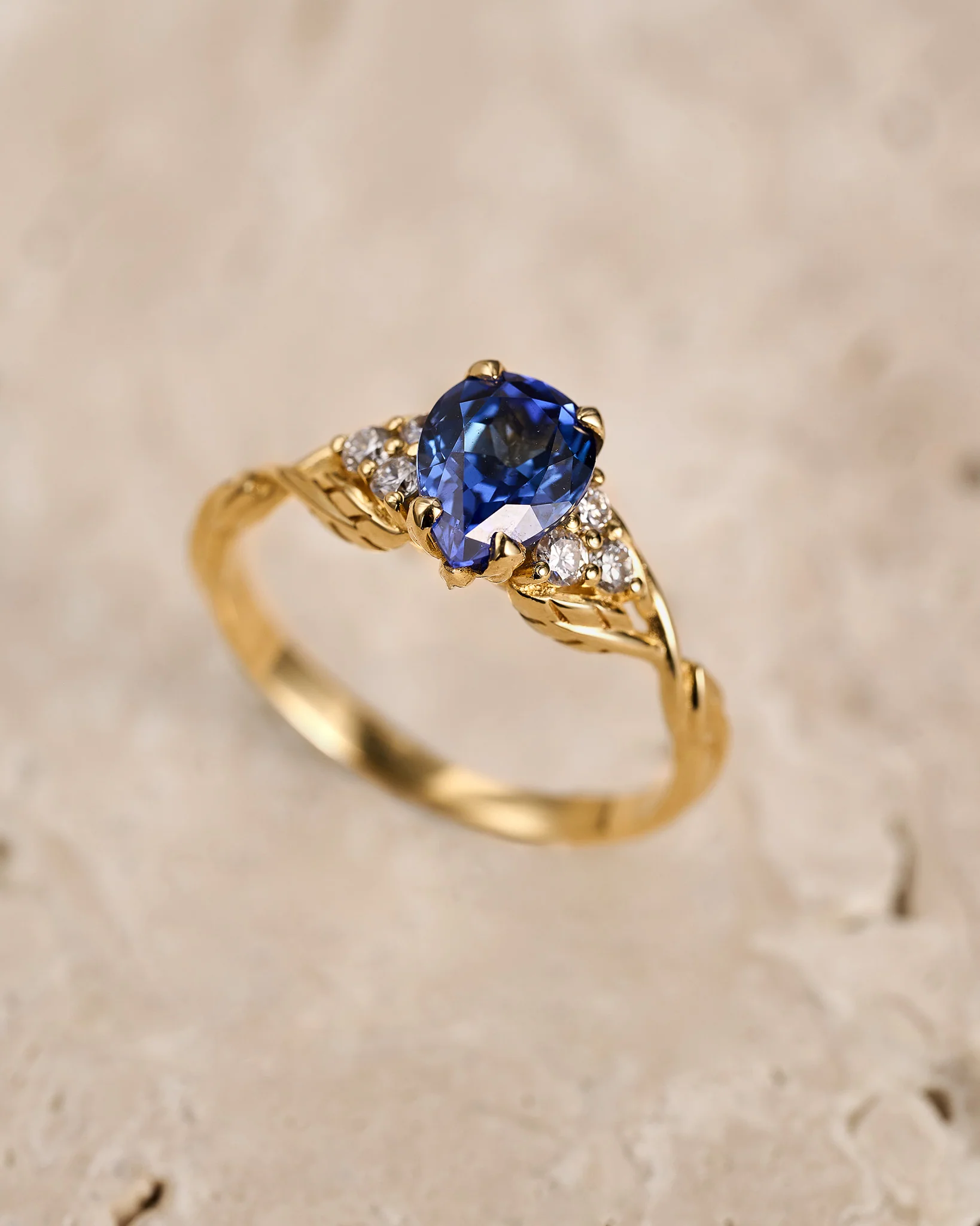 Blue sapphire engagement ring with leaf motifs and diamonds / Gloria - Image 2