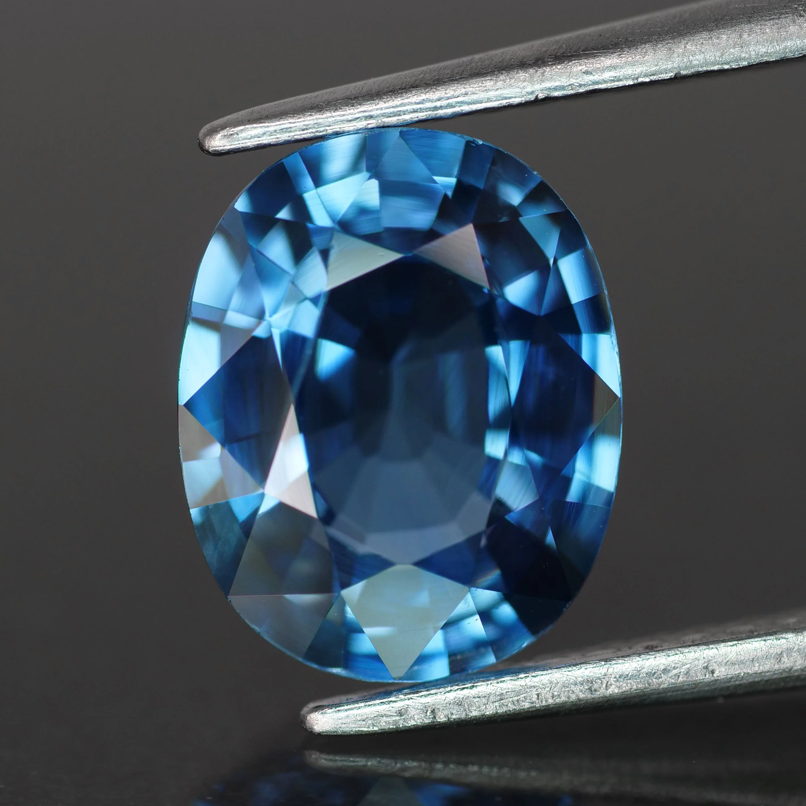 Sapphire | IGI certified | natural, blue color, oval-cut, 9x7.5mm, 2.5ct