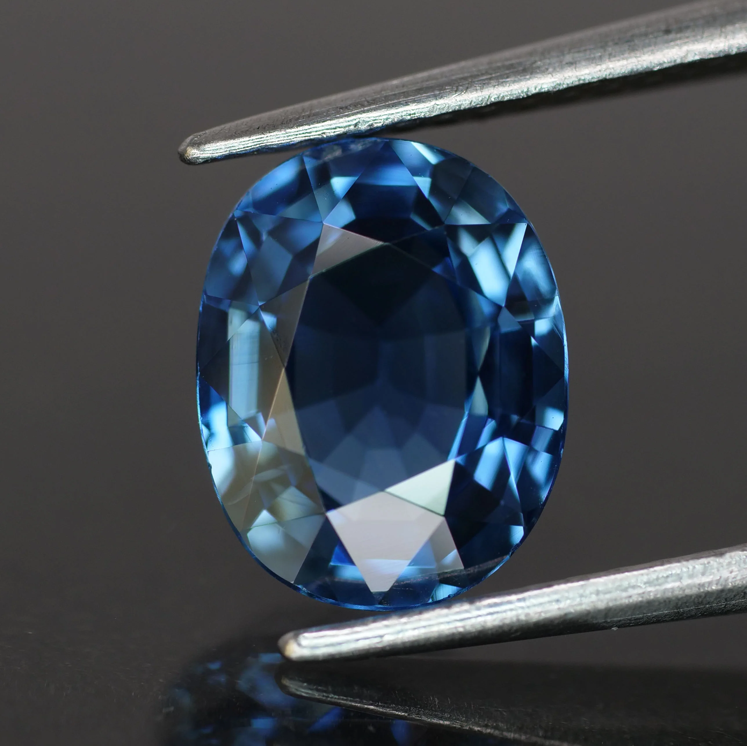 Sapphire | IGI certified | natural, blue color, oval-cut, 9x7mm, 2.28ct