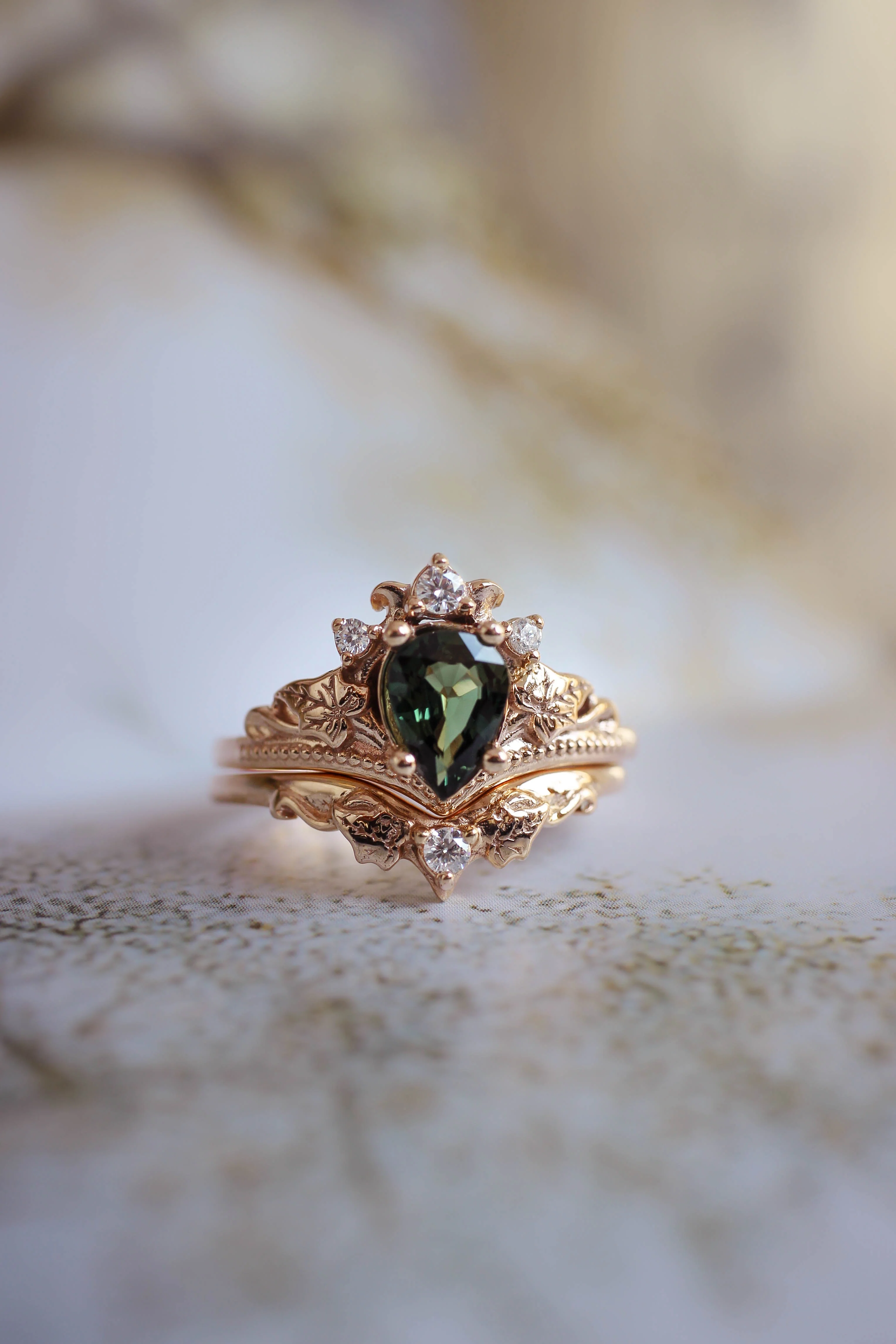 Bridal ring set with green sapphire and diamonds / Ariadne pear cut - Image 4