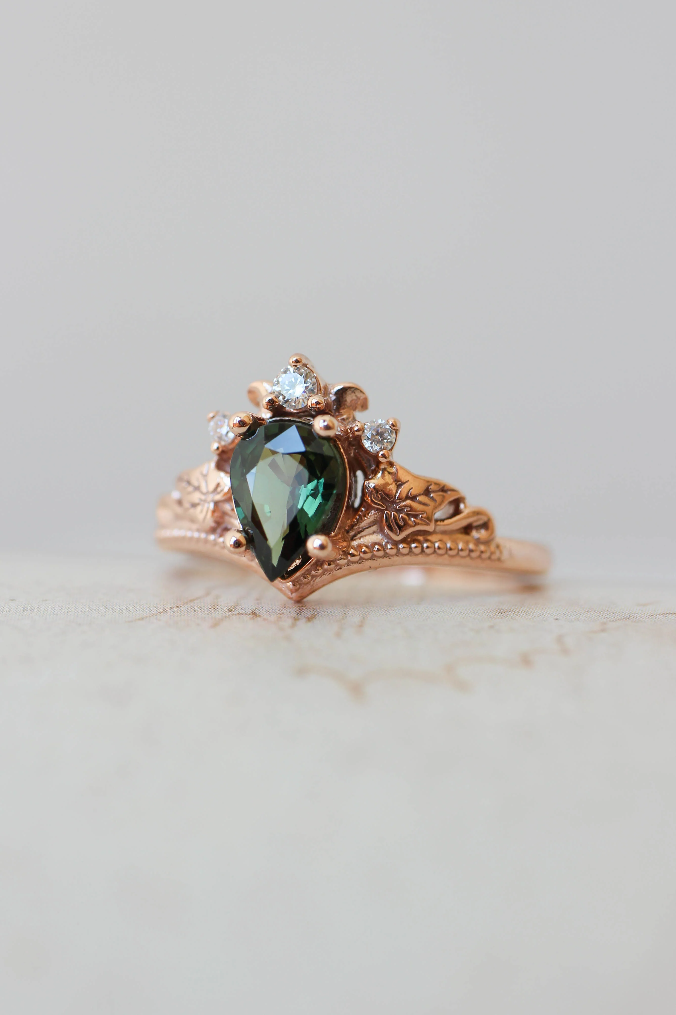 Bridal ring set with green sapphire and diamonds / Ariadne pear cut - Image 5