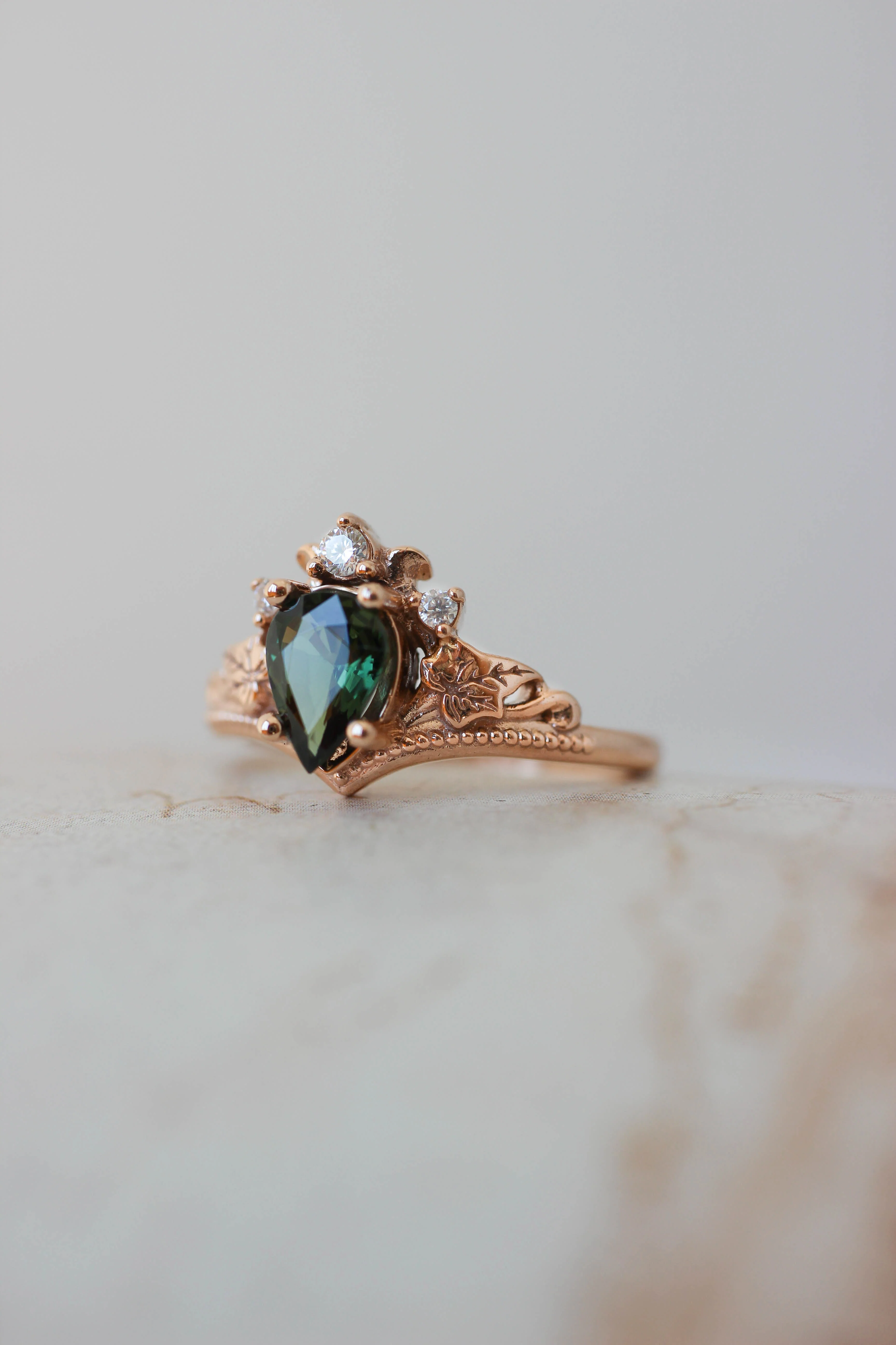 Bridal ring set with green sapphire and diamonds / Ariadne pear cut - Image 6