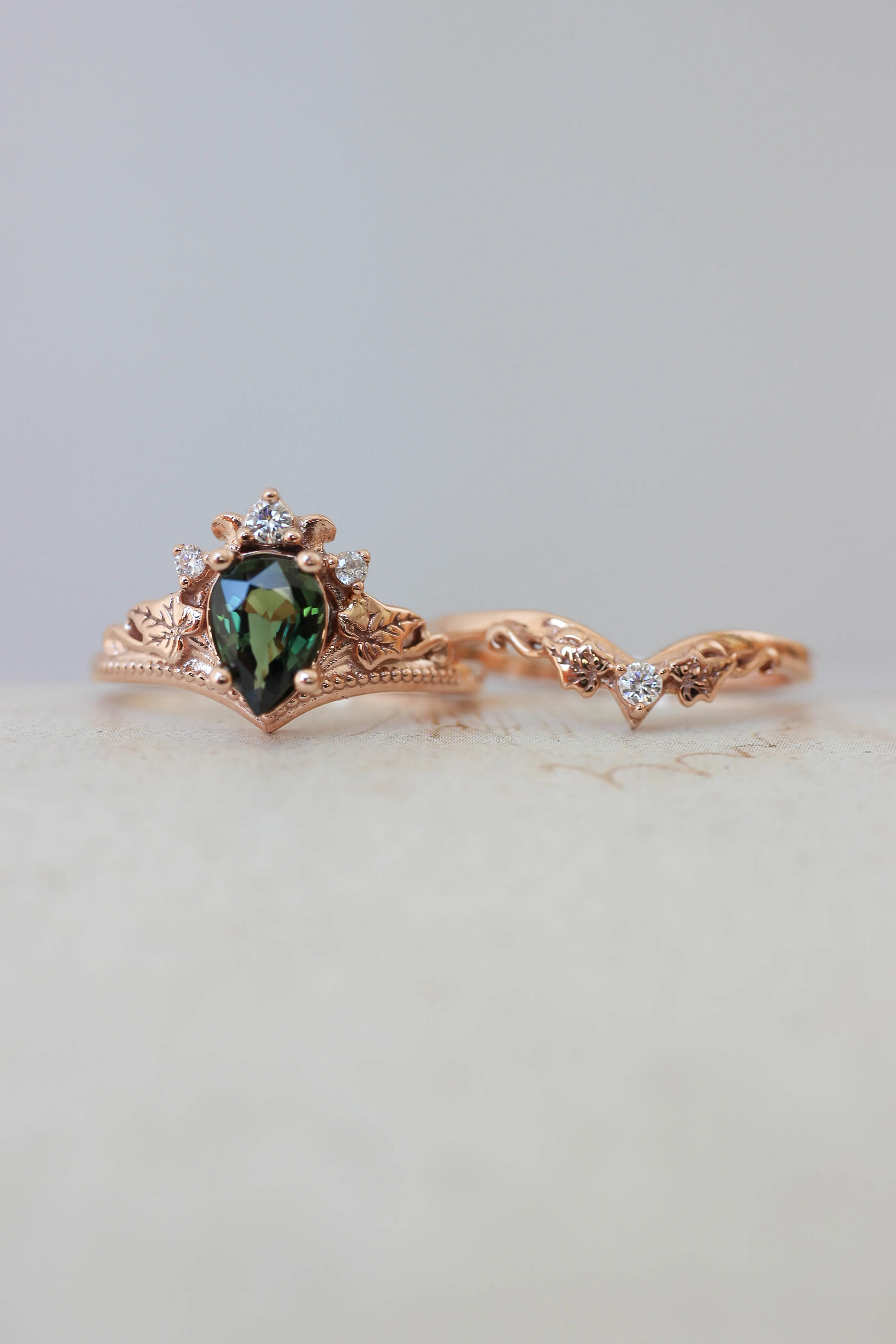 Bridal ring set with green sapphire and diamonds / Ariadne pear cut - Image 7