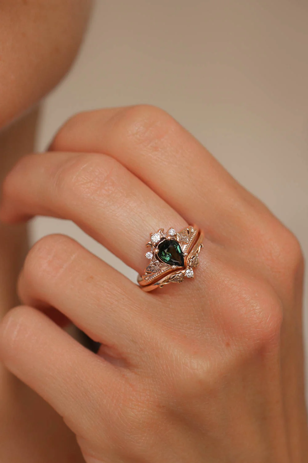 Bridal ring set with green sapphire and diamonds / Ariadne pear cut - Image 8