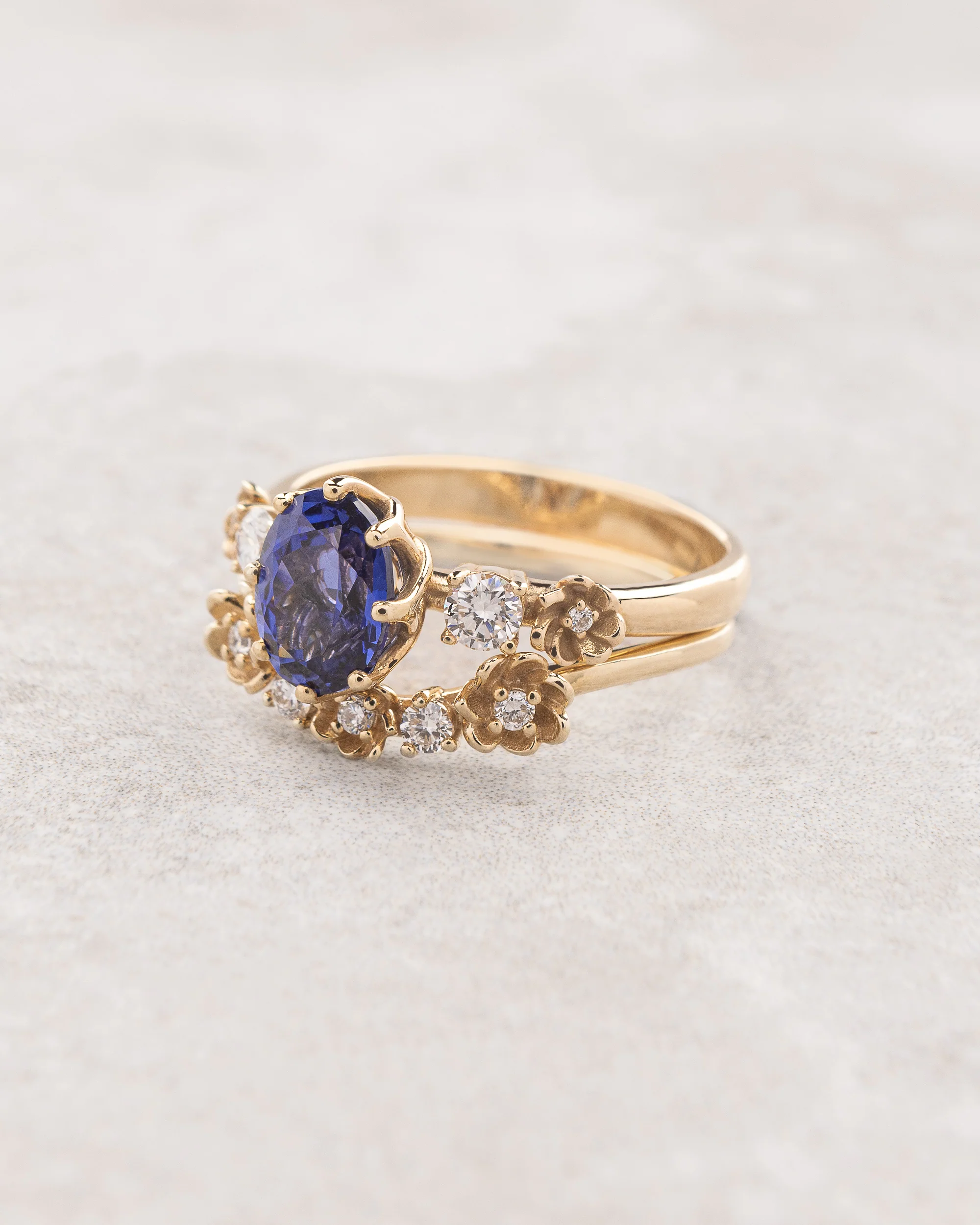 Bridal ring set with royal blue sapphire and delicate flowers / Fiorella - Image 3