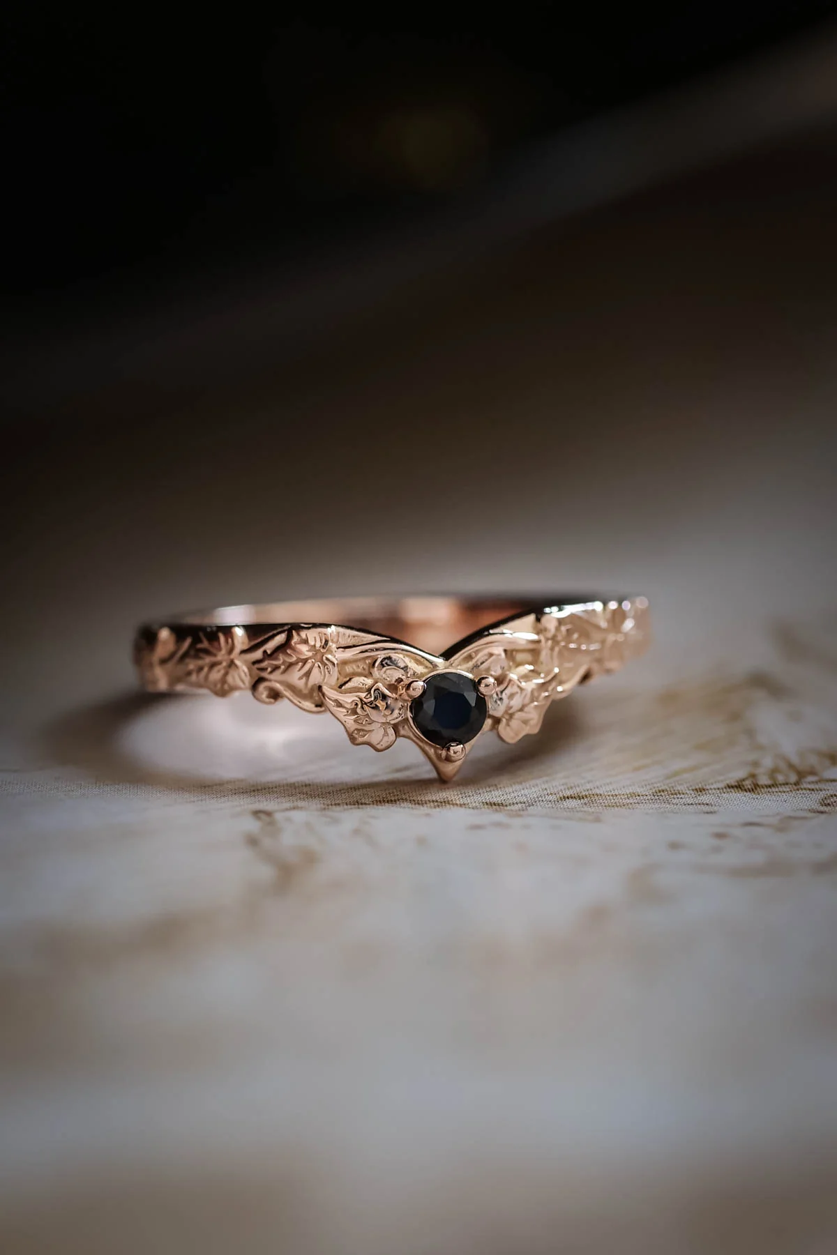 Chevron ivy leaves wedding band with 3 mm gemstone - Image 3