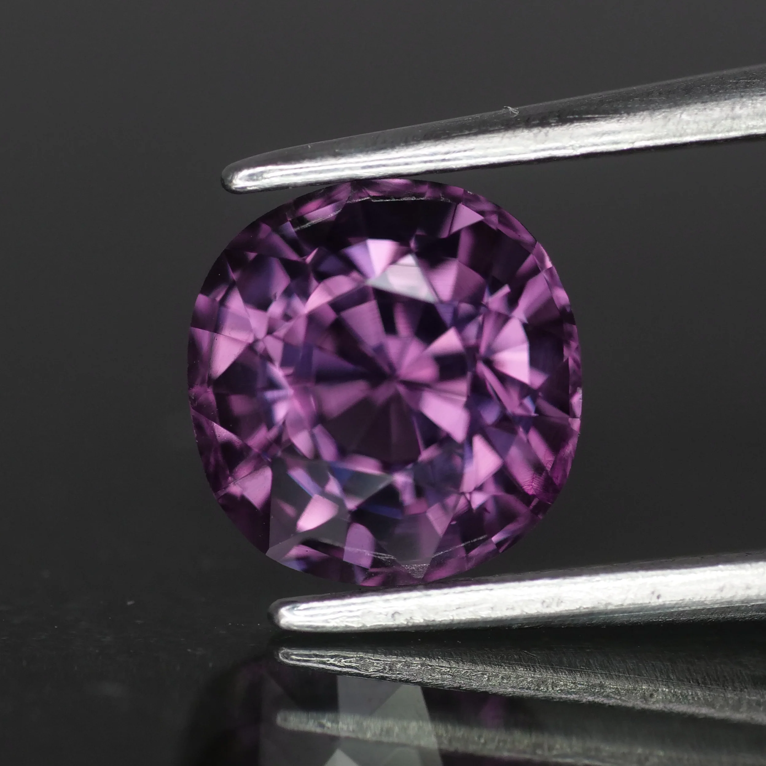 Spinel | natural, violet color, cushion-cut, *7x7mm, 2ct