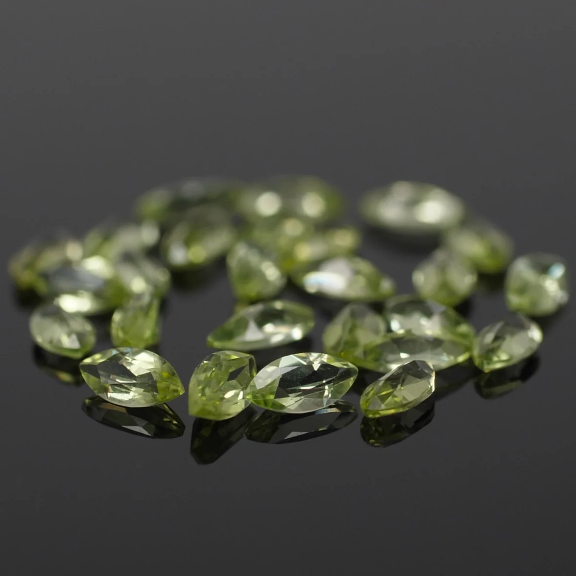 Custom order: Patricia ring with a central lab-grown diamond, accent sapphires and peridots - Image 3