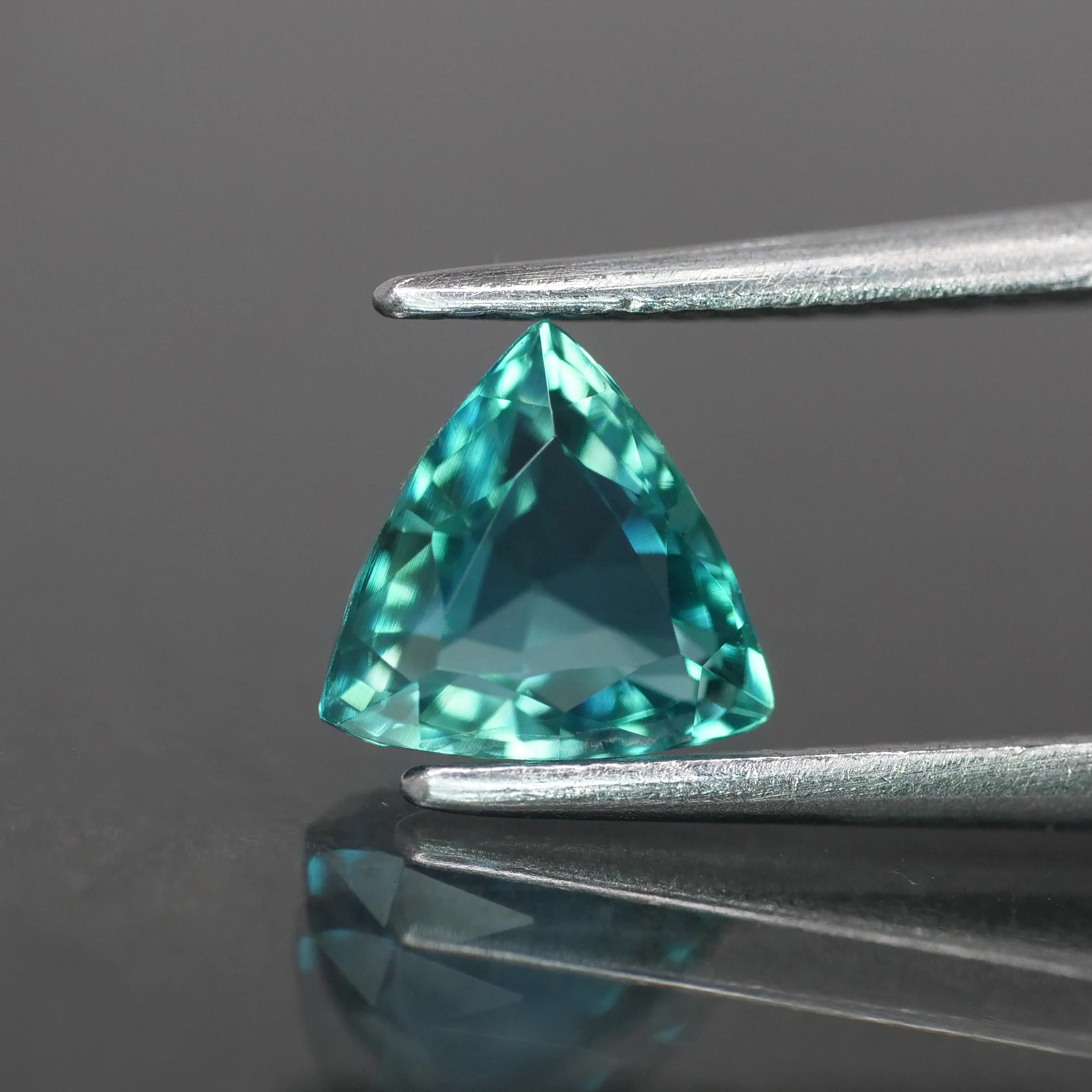 Emerald | natural, green color, trillion-cut, *6mm, *0.7ct, Zambia