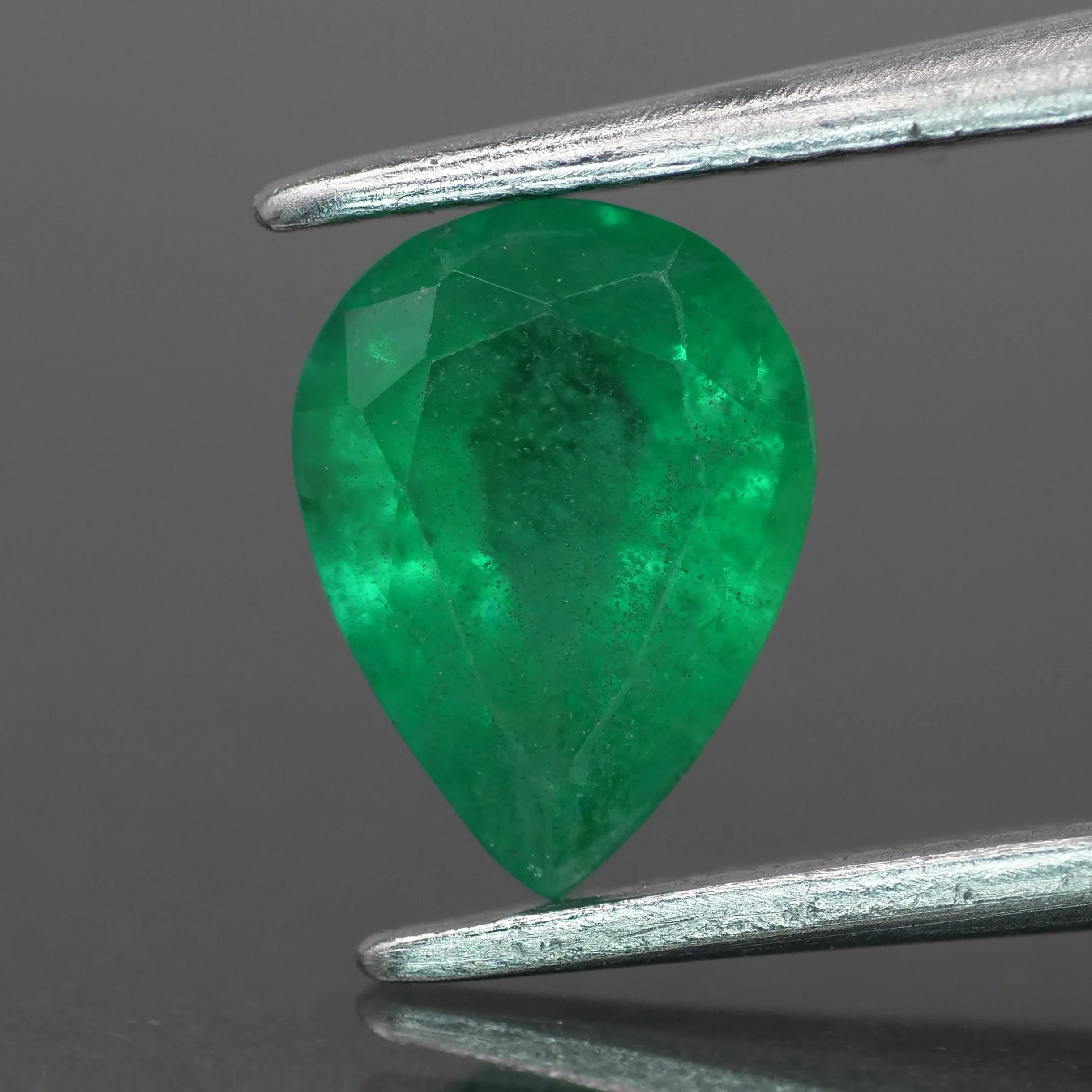 Emerald | IGI certified | natural, deep bluish green color, pear-cut, *8x6mm, 0.9ct, Zambia