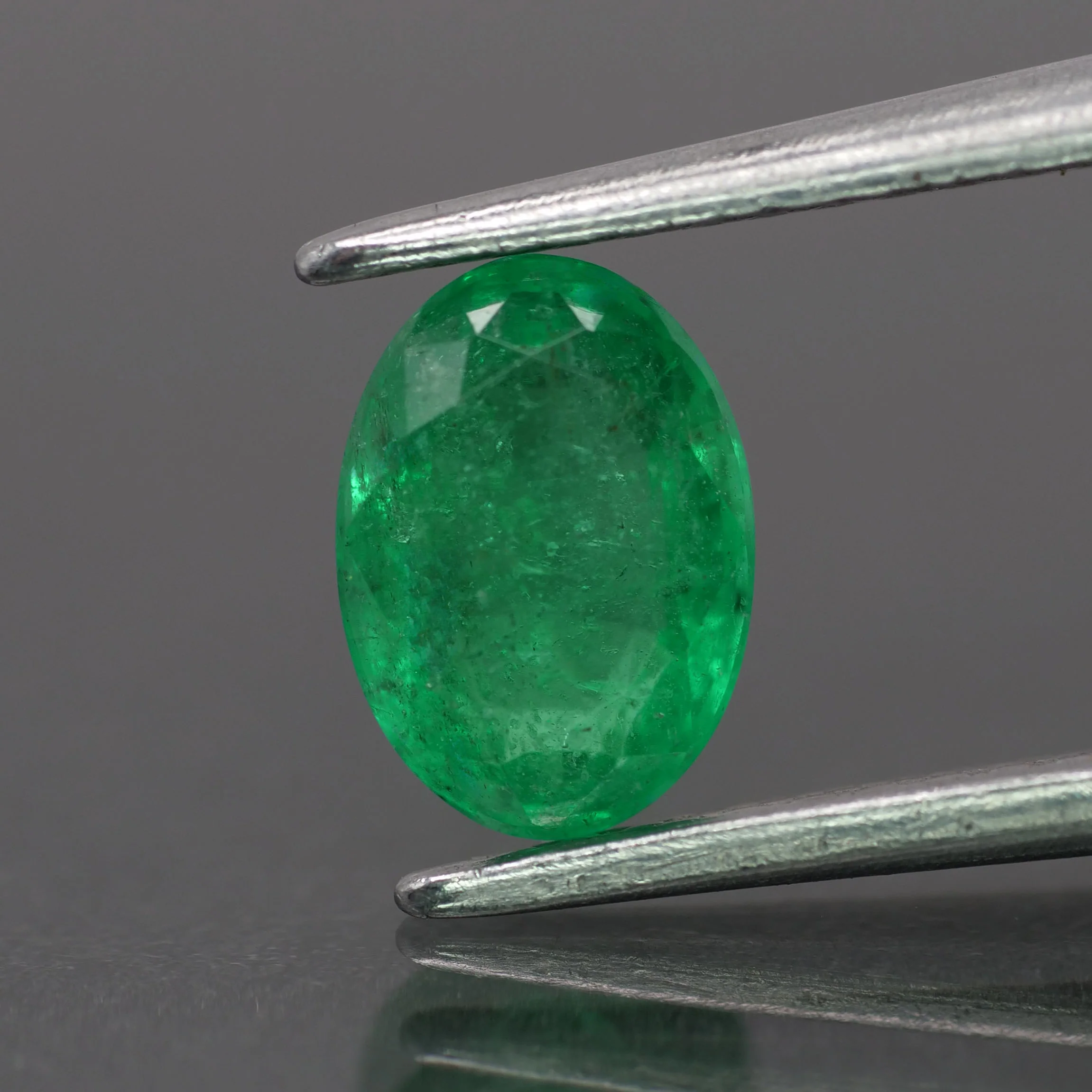 Emerald | natural, deep green color, oval-cut, 7x5mm, 0.75ct