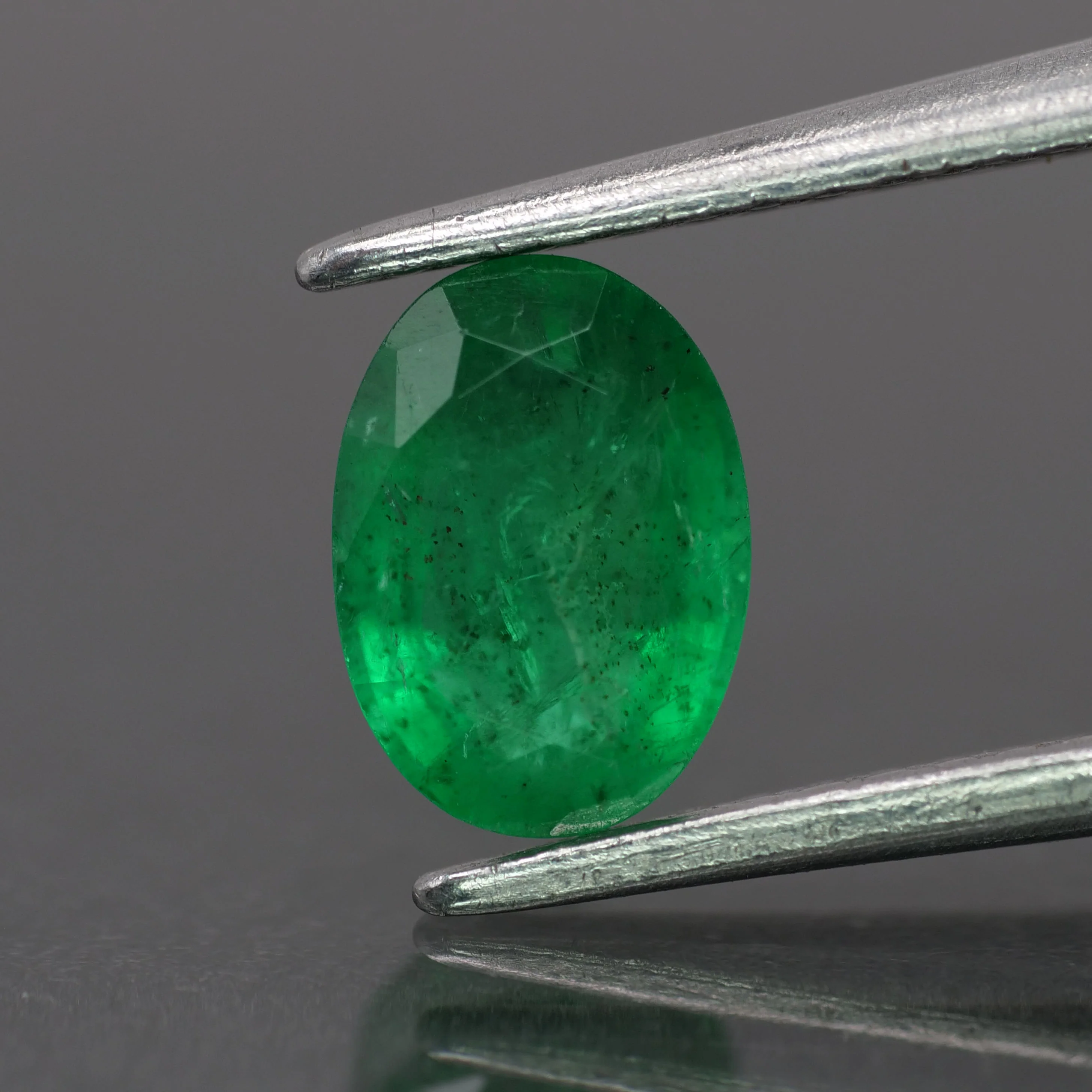 Emerald | natural, deep green color, oval-cut, 7x5mm, 0.75ct