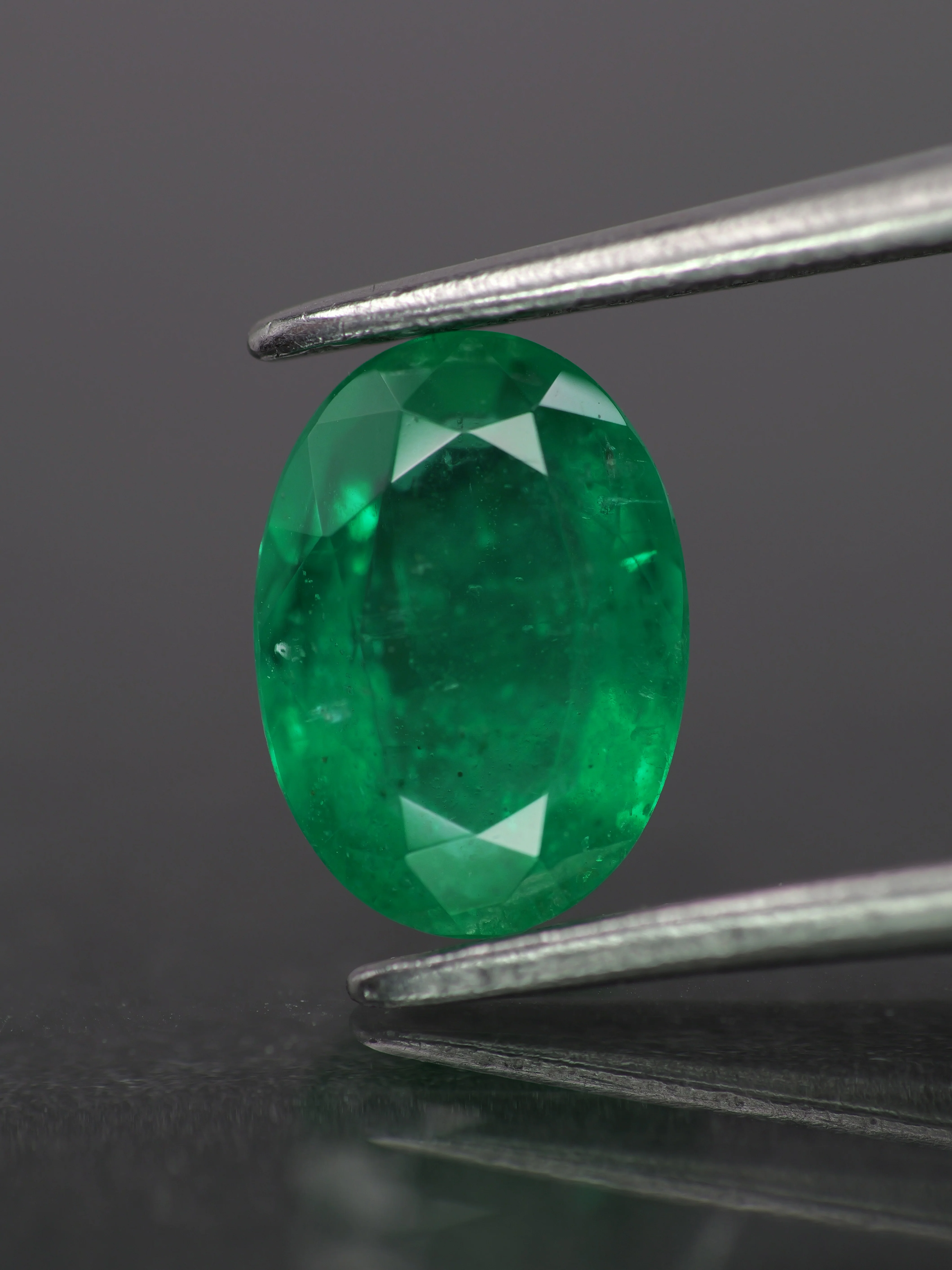 Emerald | natural, green color, oval-cut, 8x5.7mm, *1ct