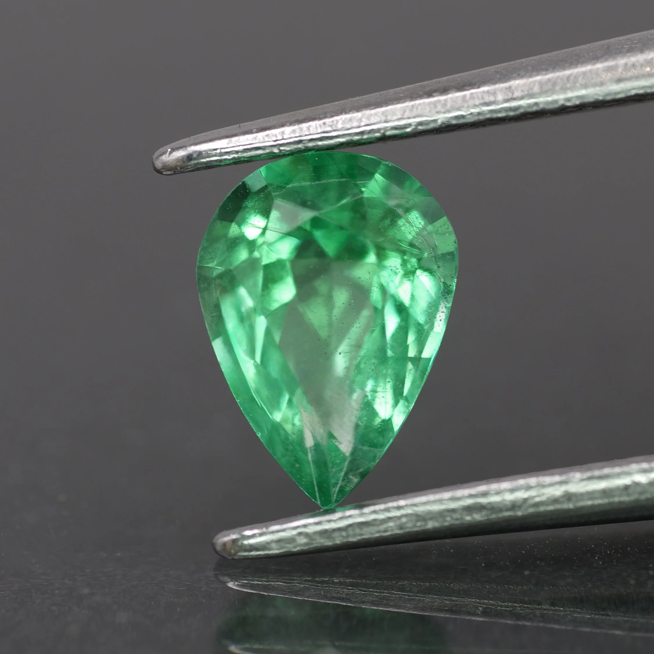 Emerald | natural, green color, pear-cut, 7x5mm, 0.65ct