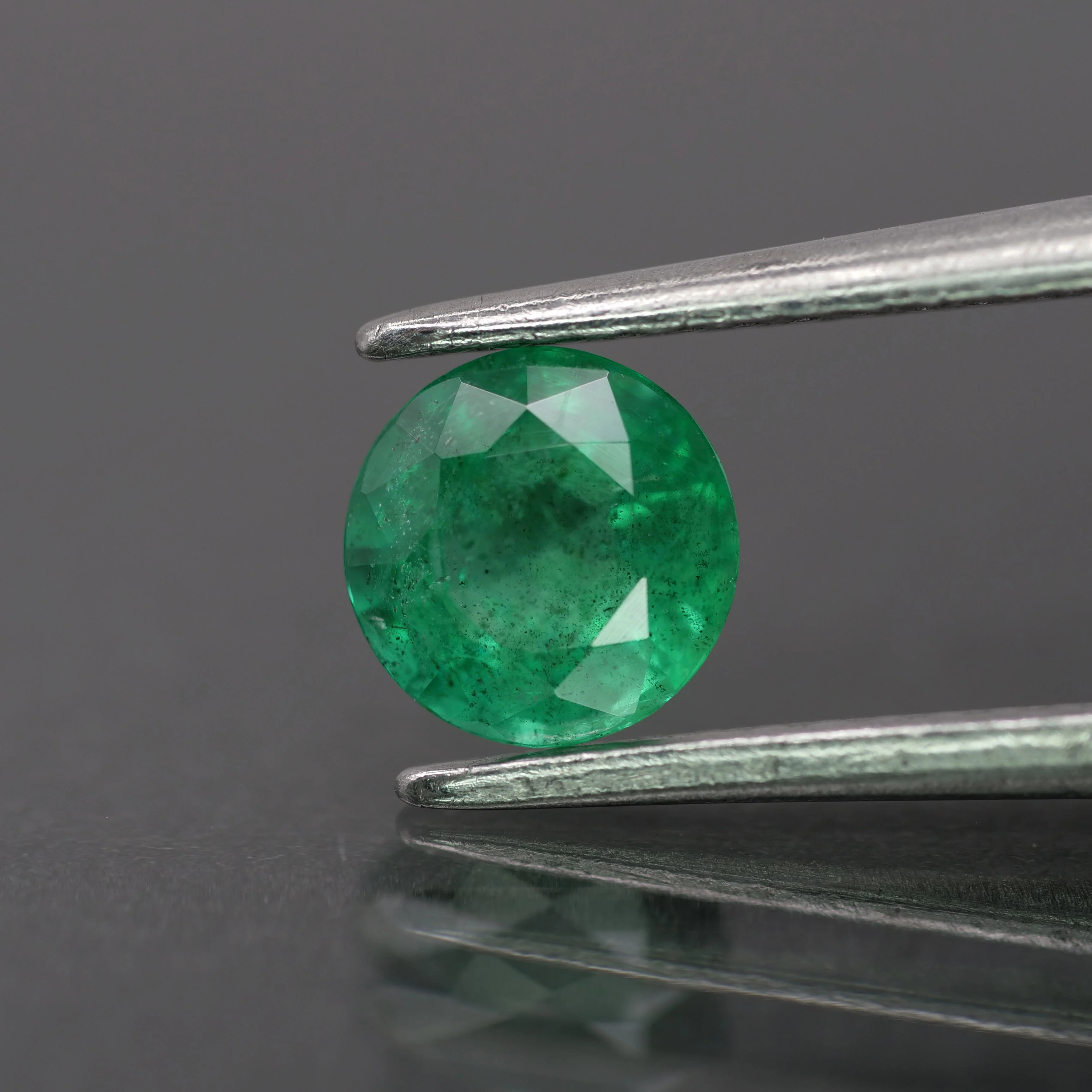 Emerald | natural, green color, round-cut, *5.5mm, 0.55ct
