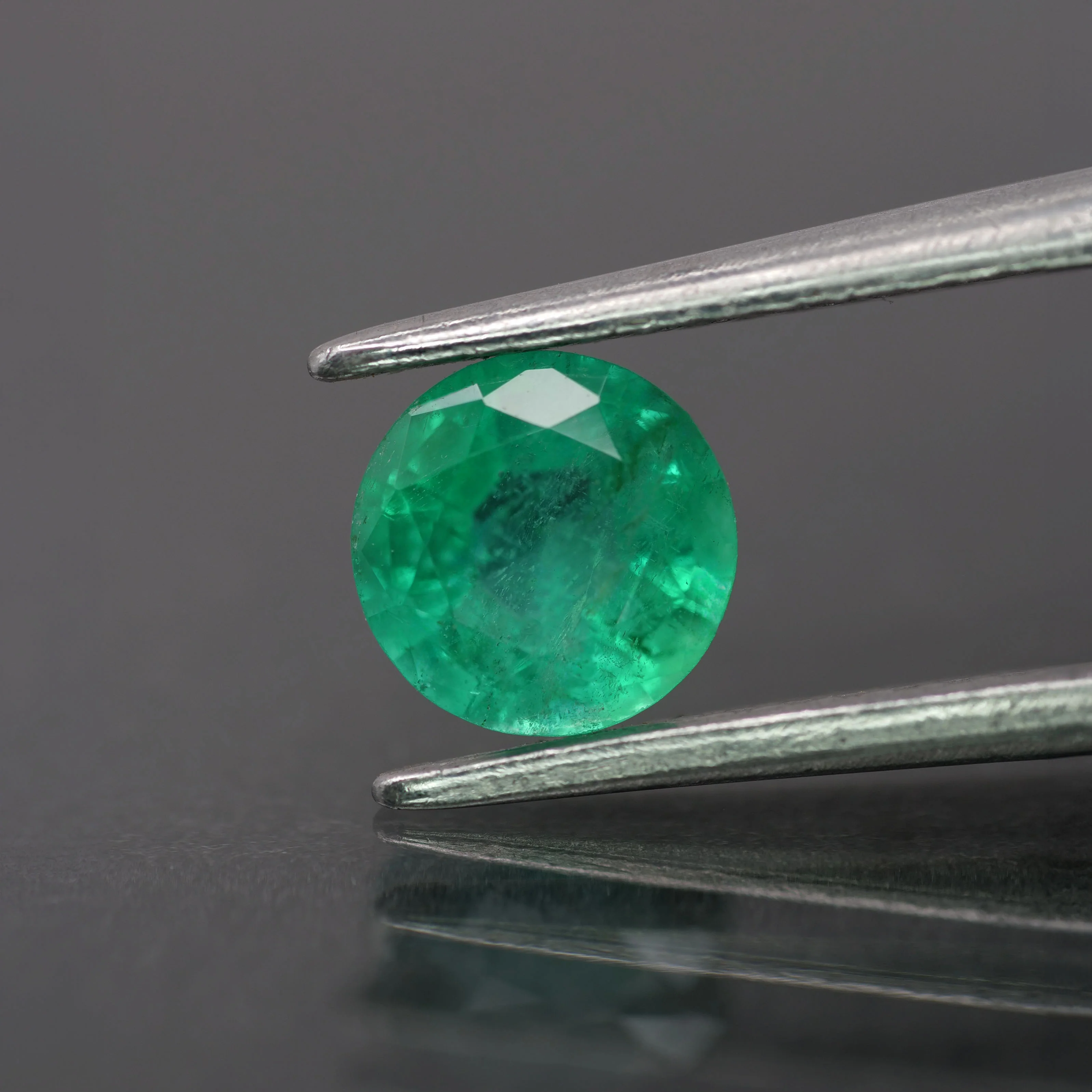 Emerald | natural, green color, round-cut, *5.5mm, 0.65ct
