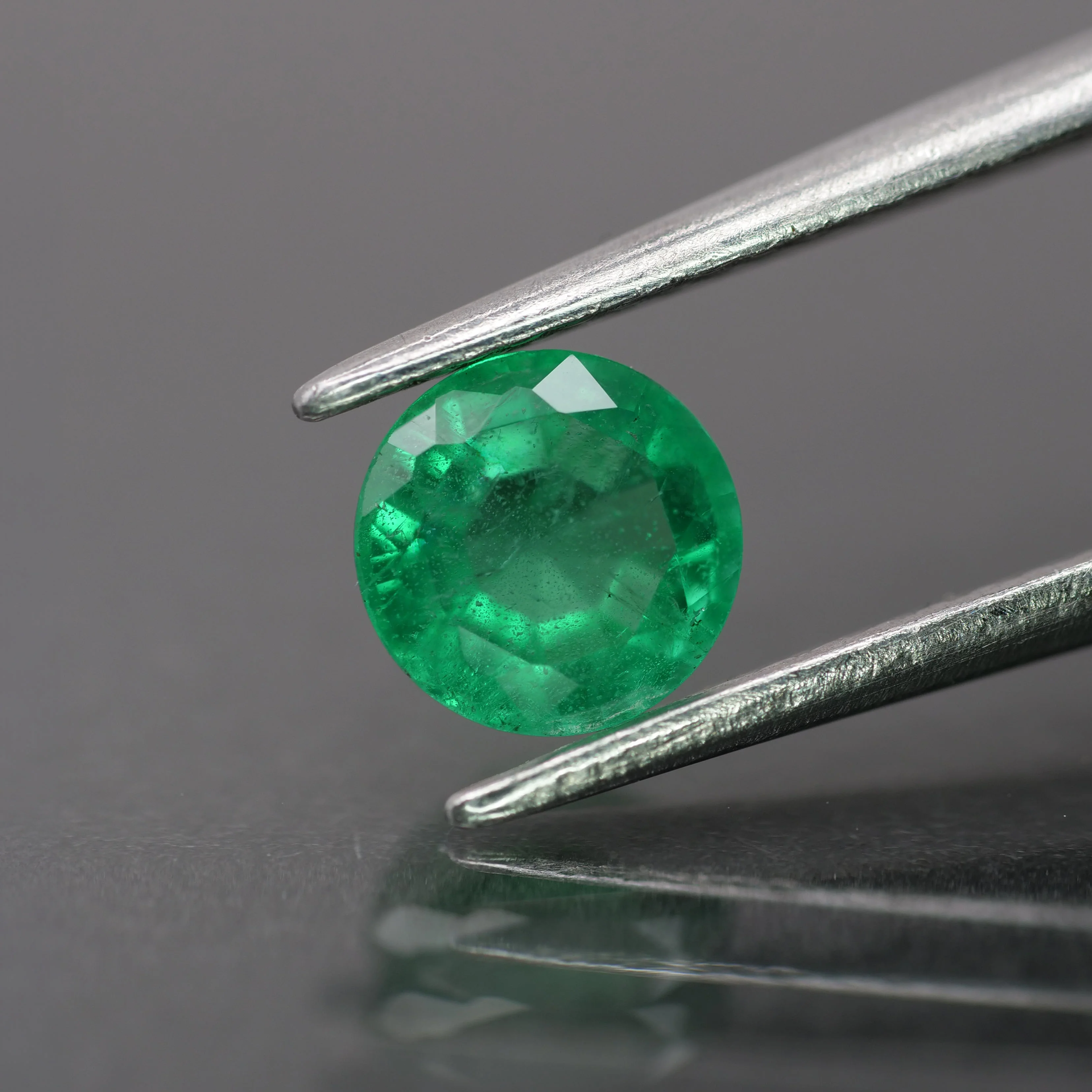 Emerald | natural, green color, round-cut, *5.5mm, 0.6ct