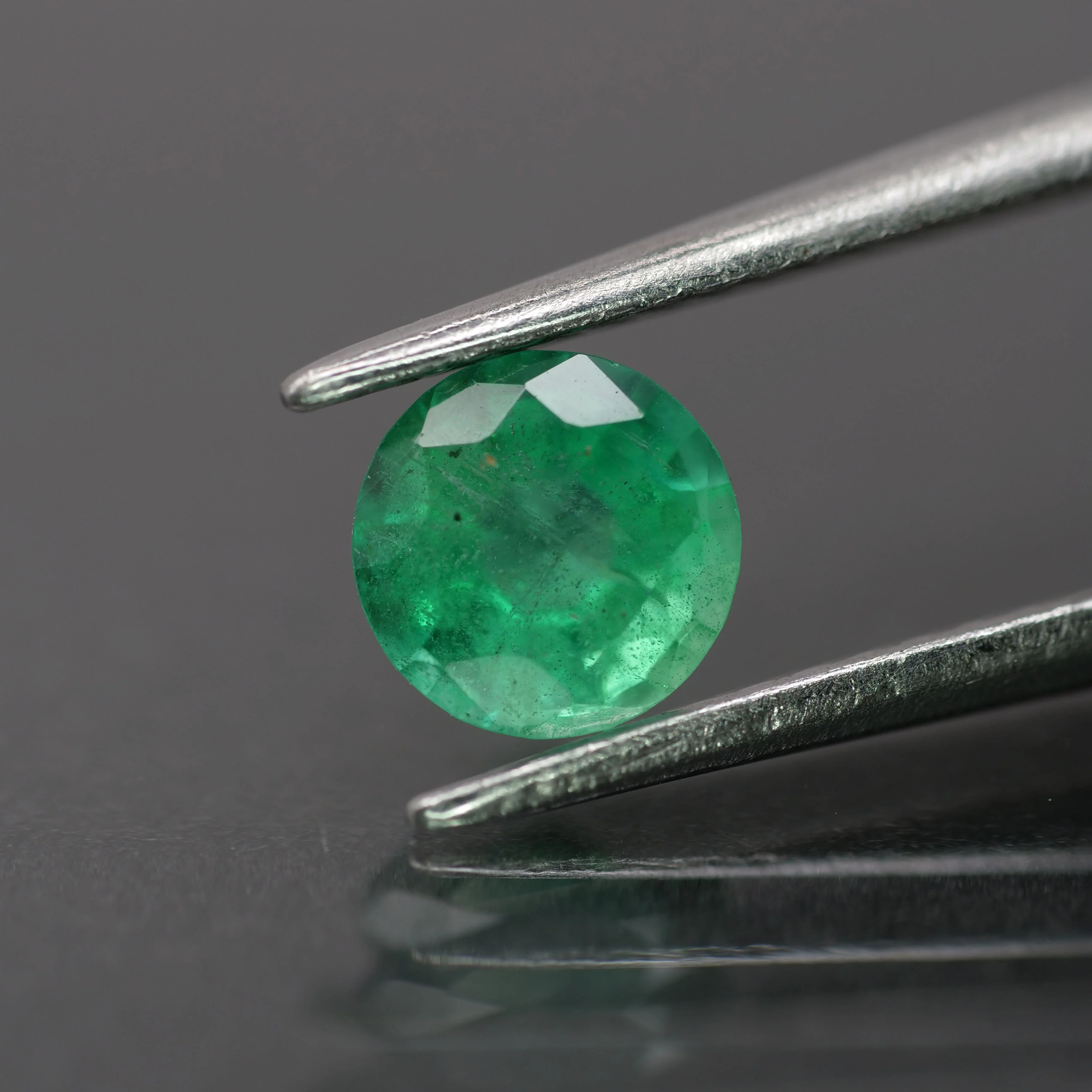 Emerald | natural, green color, round-cut, *5.5mm, 0.6ct