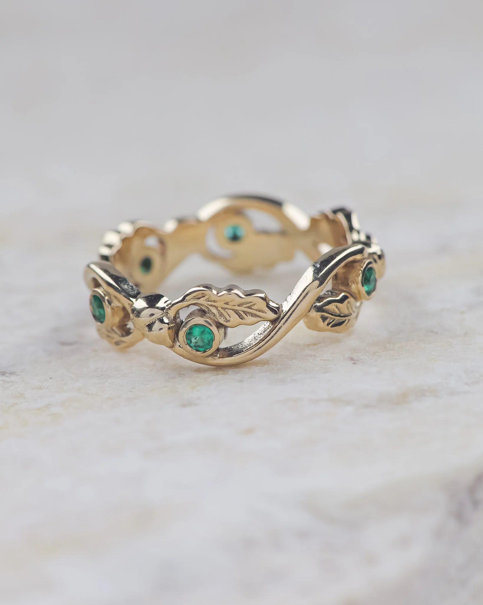 Emerald oak leaves wedding band, nature themed wedding ring - Image 4