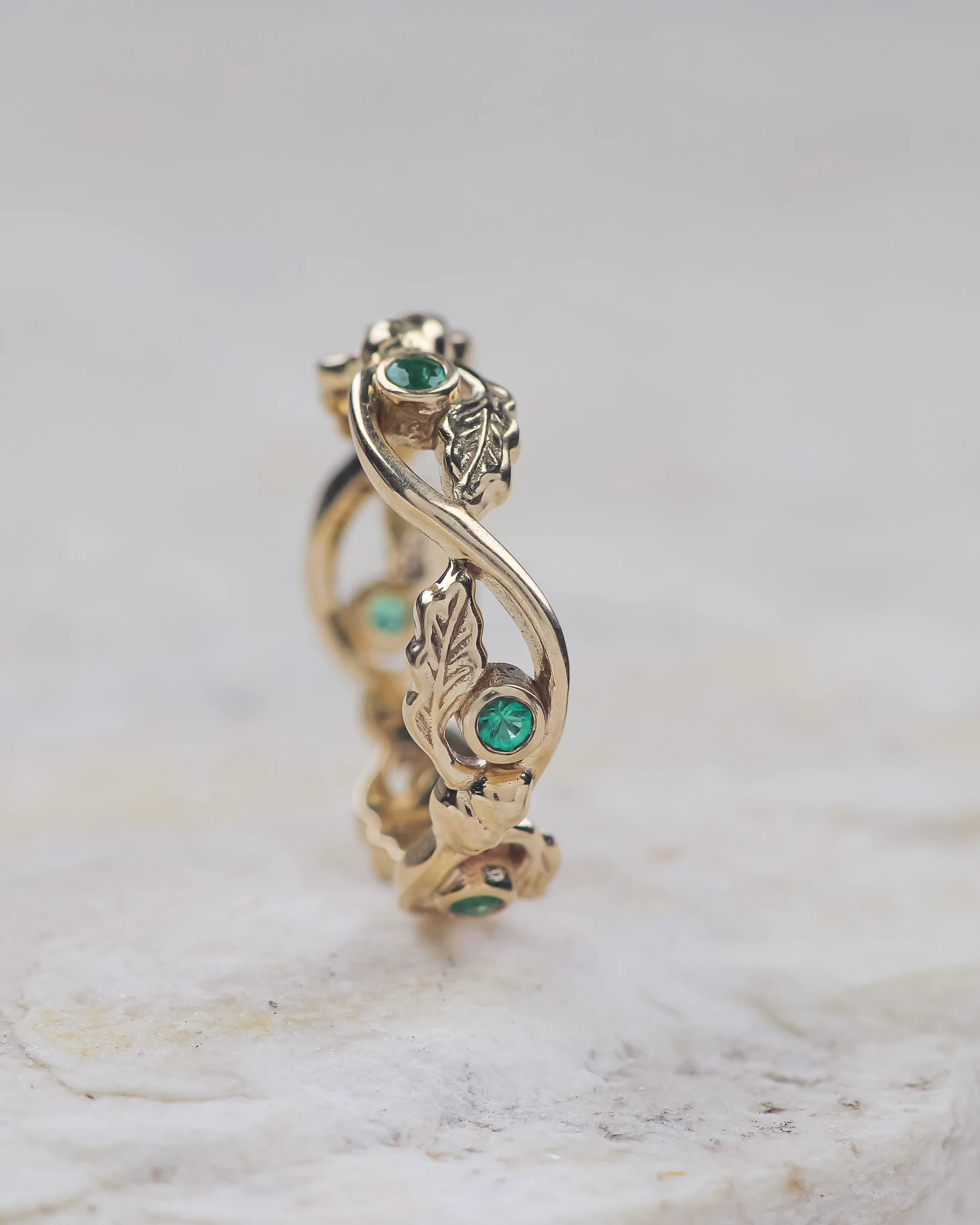 Emerald oak leaves wedding band, nature themed wedding ring - Image 5