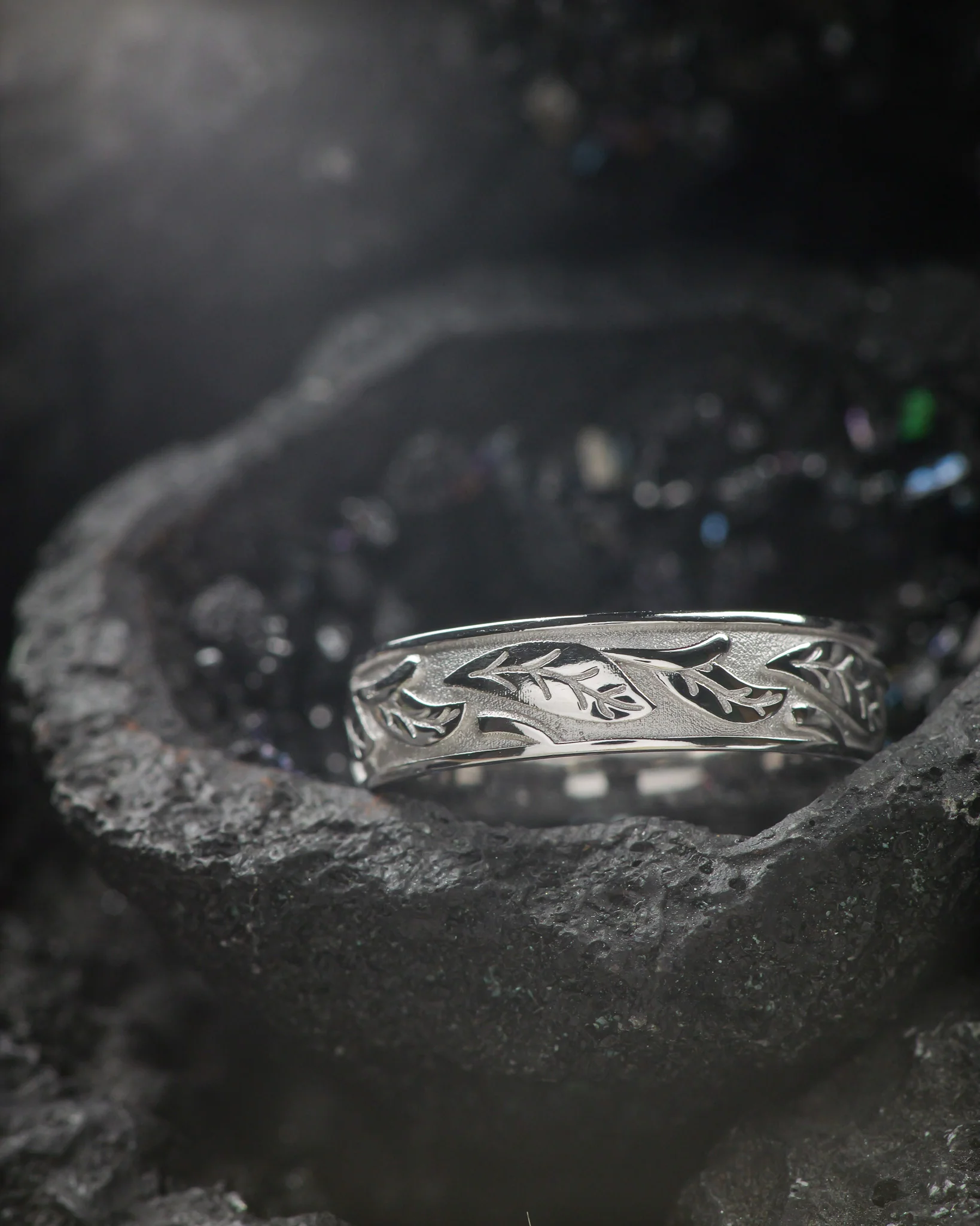 Leaf pattern wedding band, unisex ring / Wisteria & Amelia