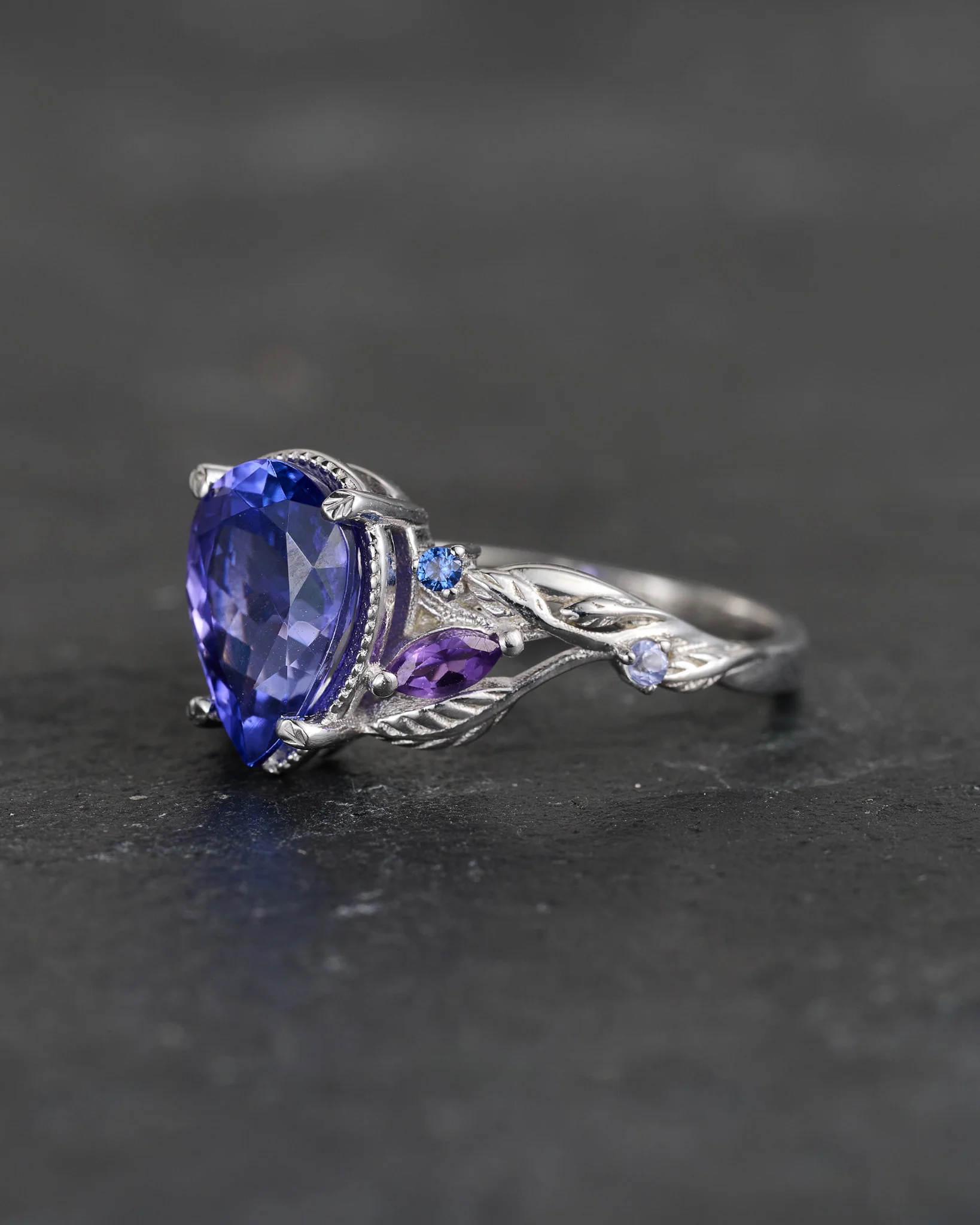 Exceptional tanzanite engagement ring with side sapphires and amethysts / Patricia