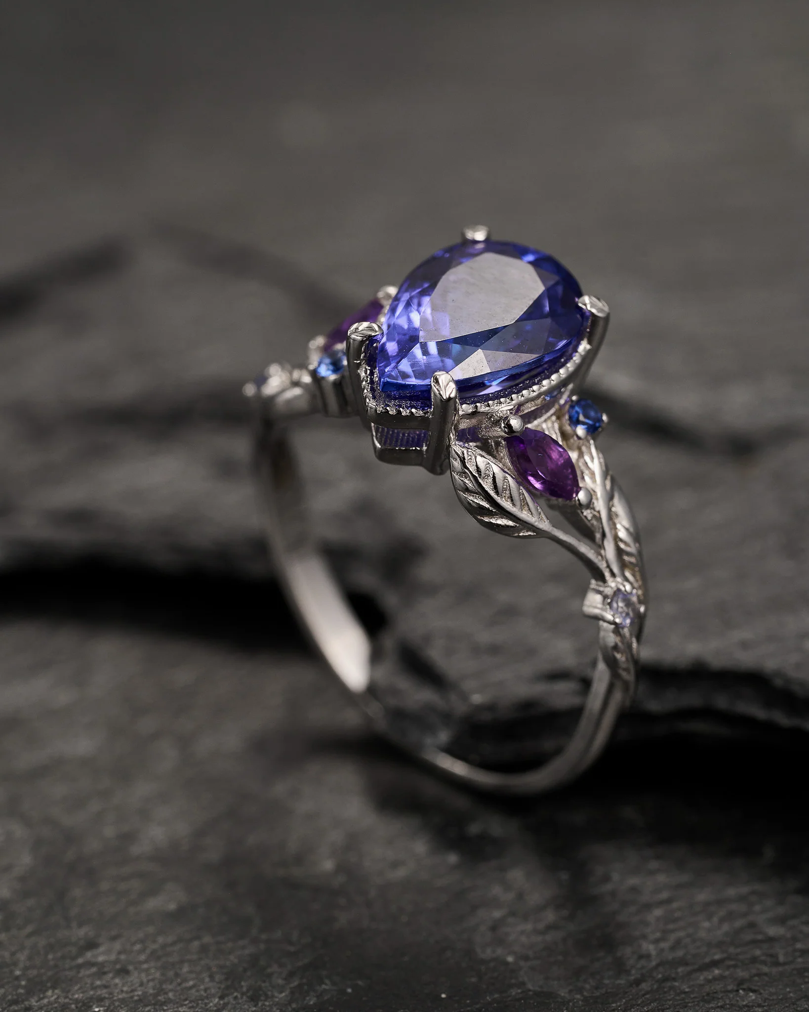 Exceptional tanzanite engagement ring with side sapphires and amethysts / Patricia - Image 2