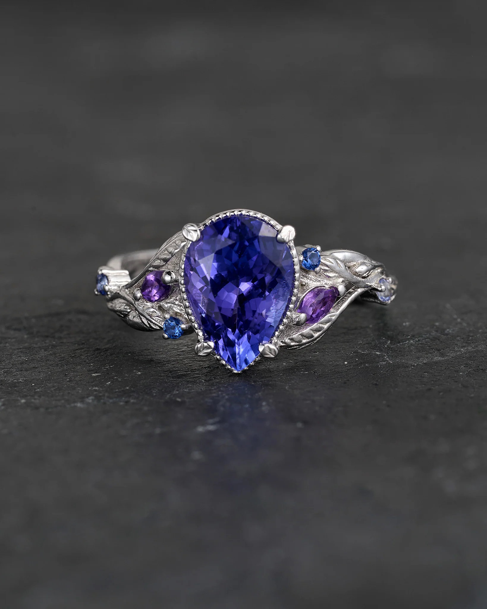 Exceptional tanzanite engagement ring with side sapphires and amethysts / Patricia - Image 3