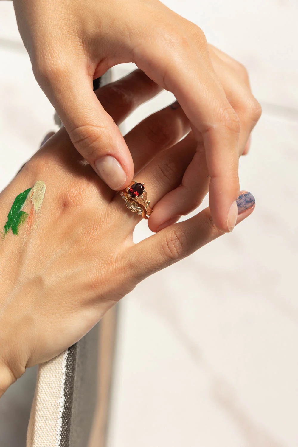 Garnet gold leaves engagement ring set, nature inspired bridal ring set / Freesia - Image 5