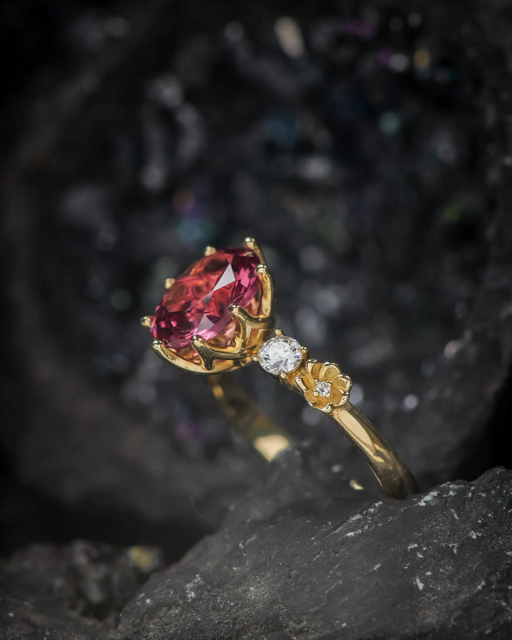 Gorgeous pink spinel engagement ring with golden flowers / Fiorella - Image 3