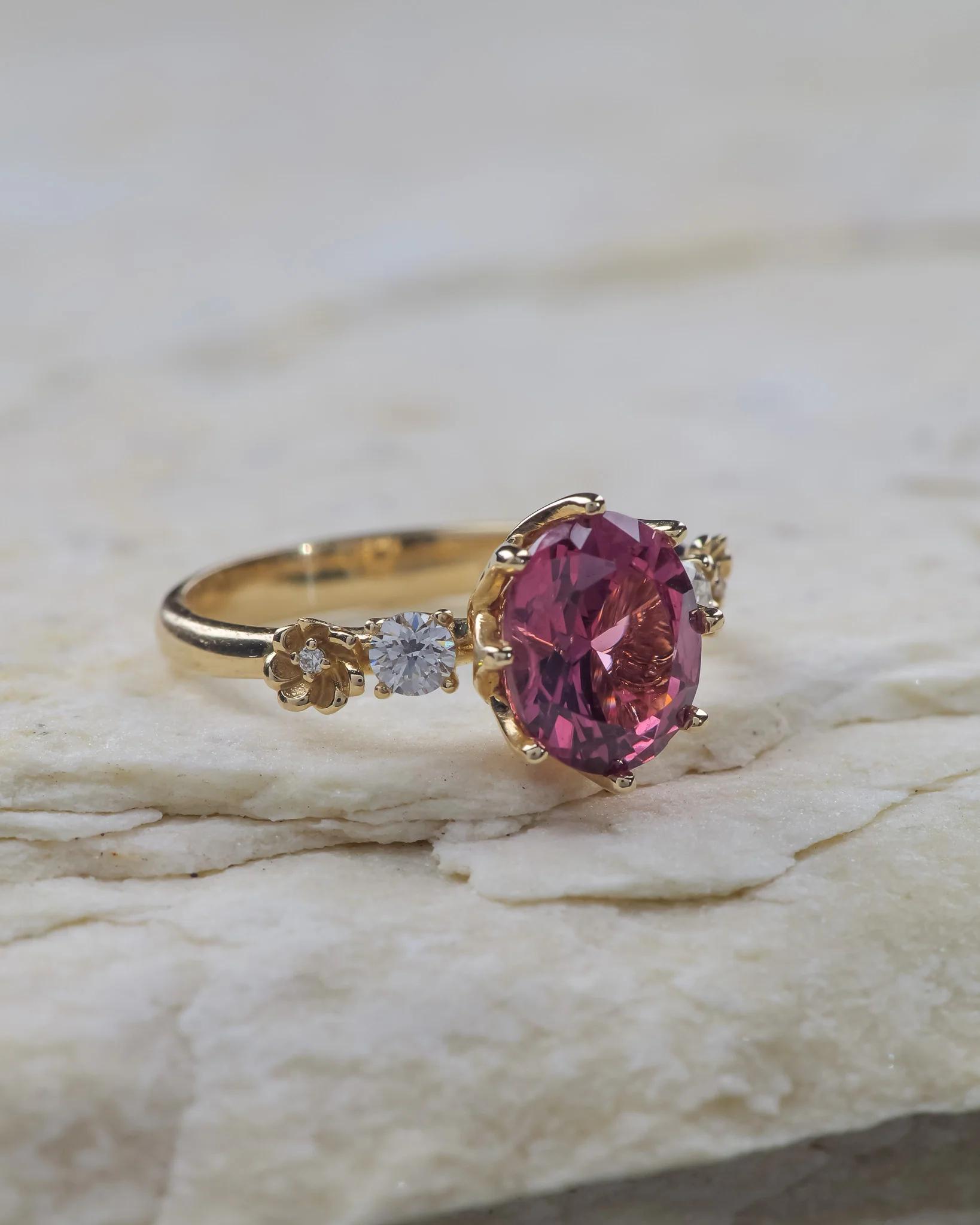 Gorgeous pink spinel engagement ring with golden flowers / Fiorella - Image 4