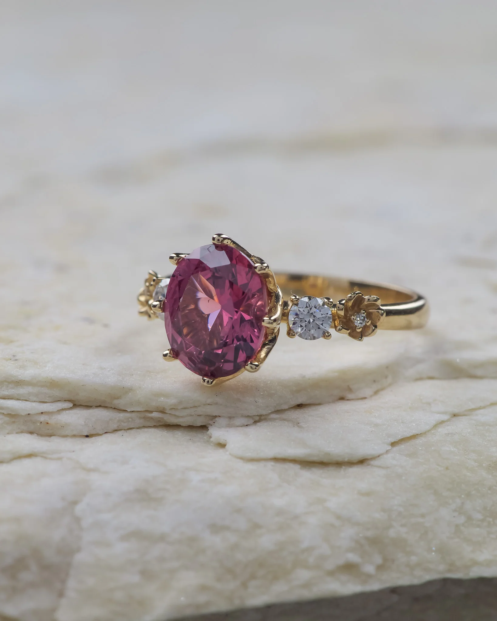 Gorgeous pink spinel engagement ring with golden flowers / Fiorella - Image 5
