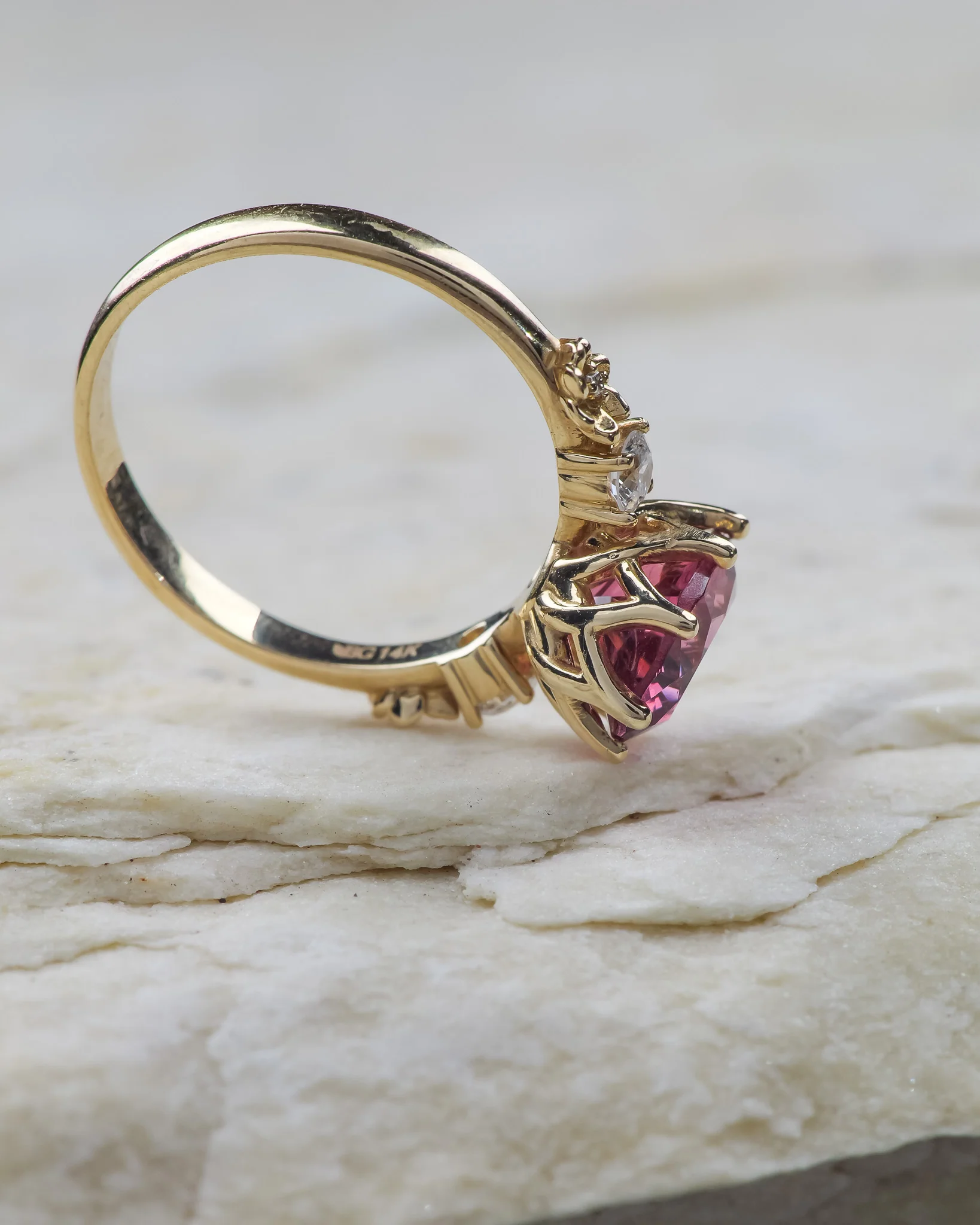 Gorgeous pink spinel engagement ring with golden flowers / Fiorella - Image 6