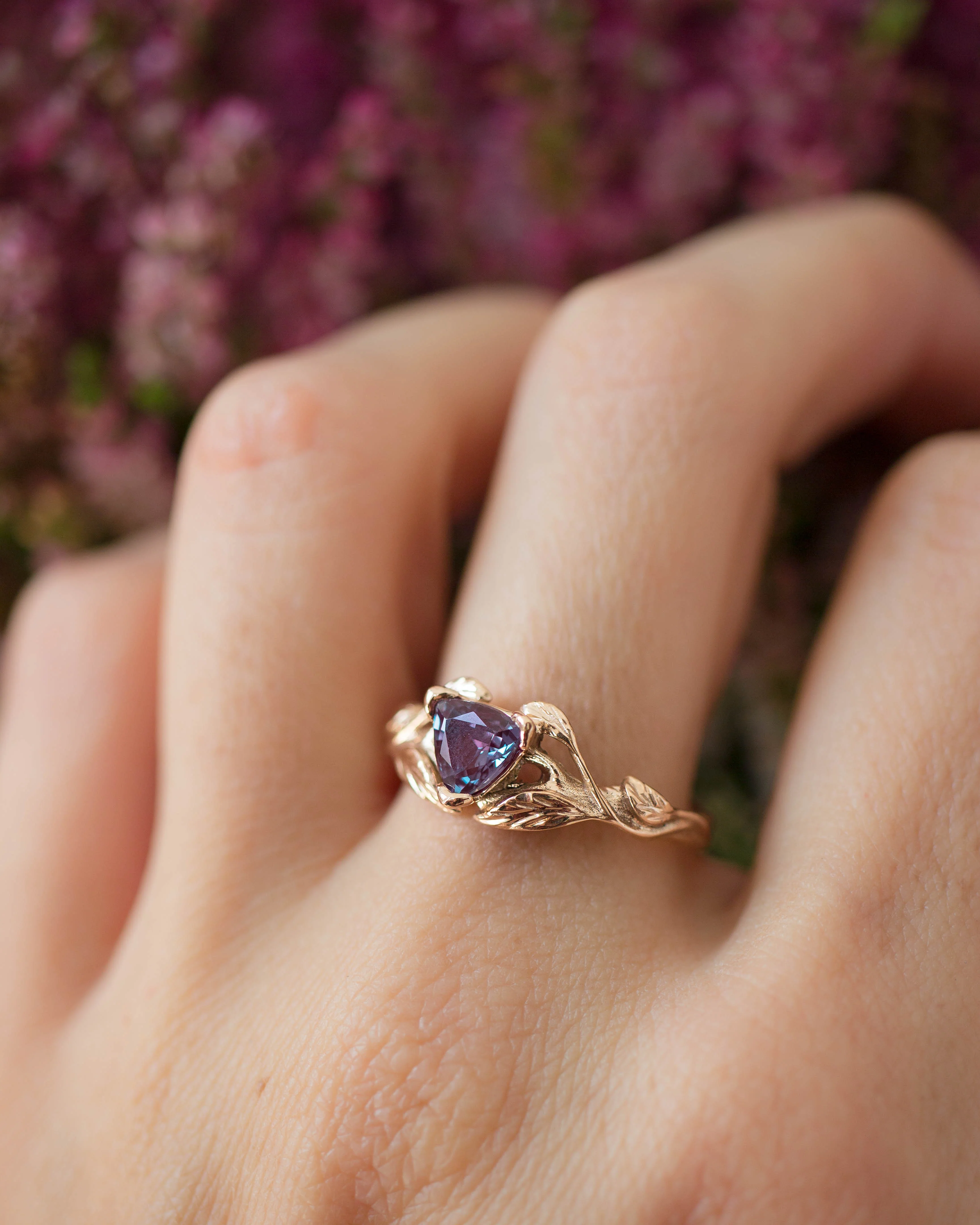 Lab alexandrite ring, trillion cut / Clematis - Image 7