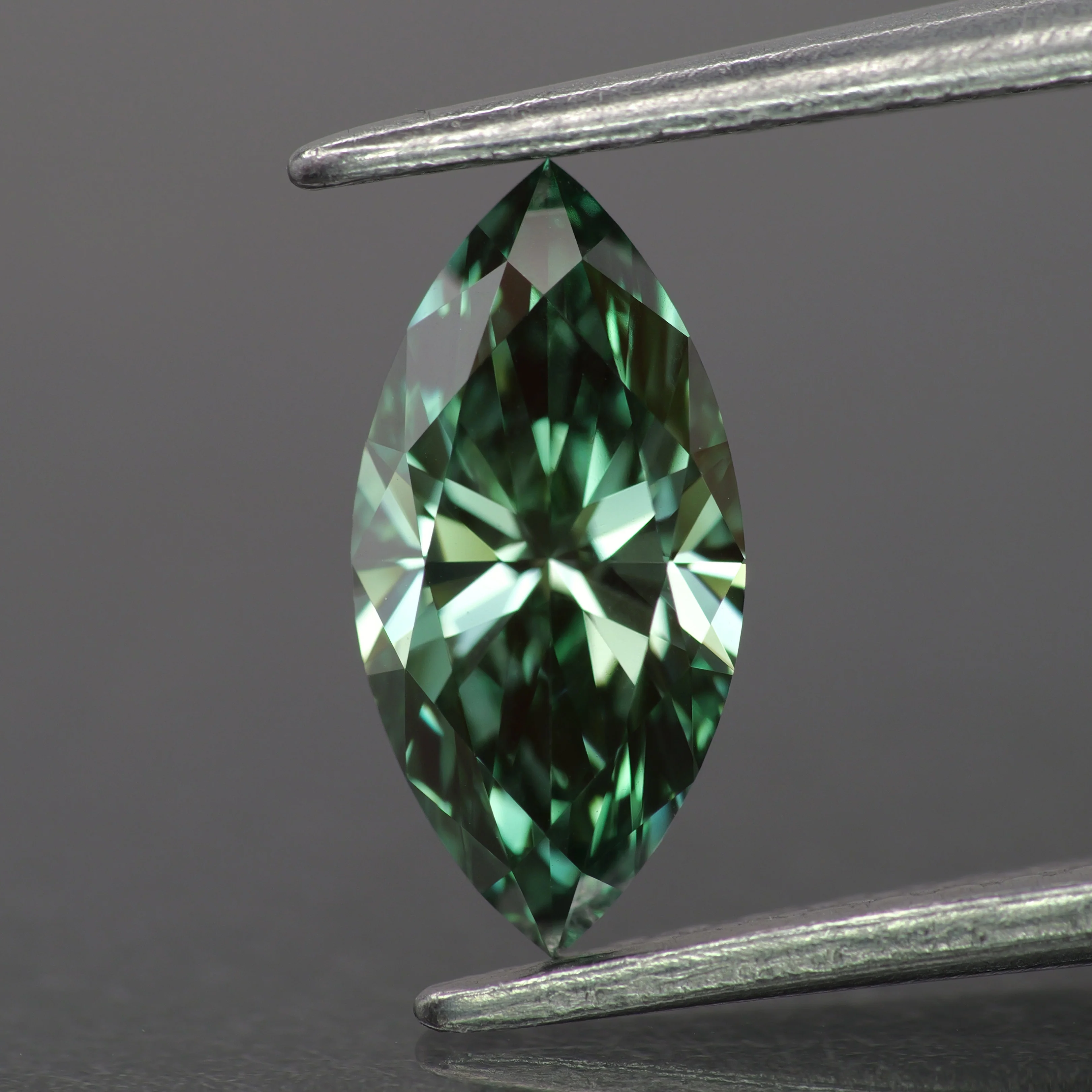 Lab grown diamond | IGI certified | marquise-cut, *10x5mm, Fancy vivid green color, VVS2, 0.75ct