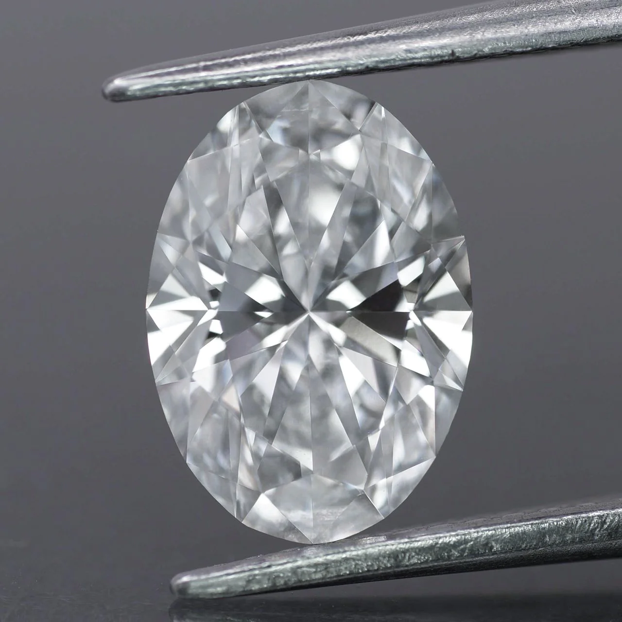 Lab grown diamond | IGI certified | oval-cut, 10x7mm, D color, VVS 2, 1.94ct