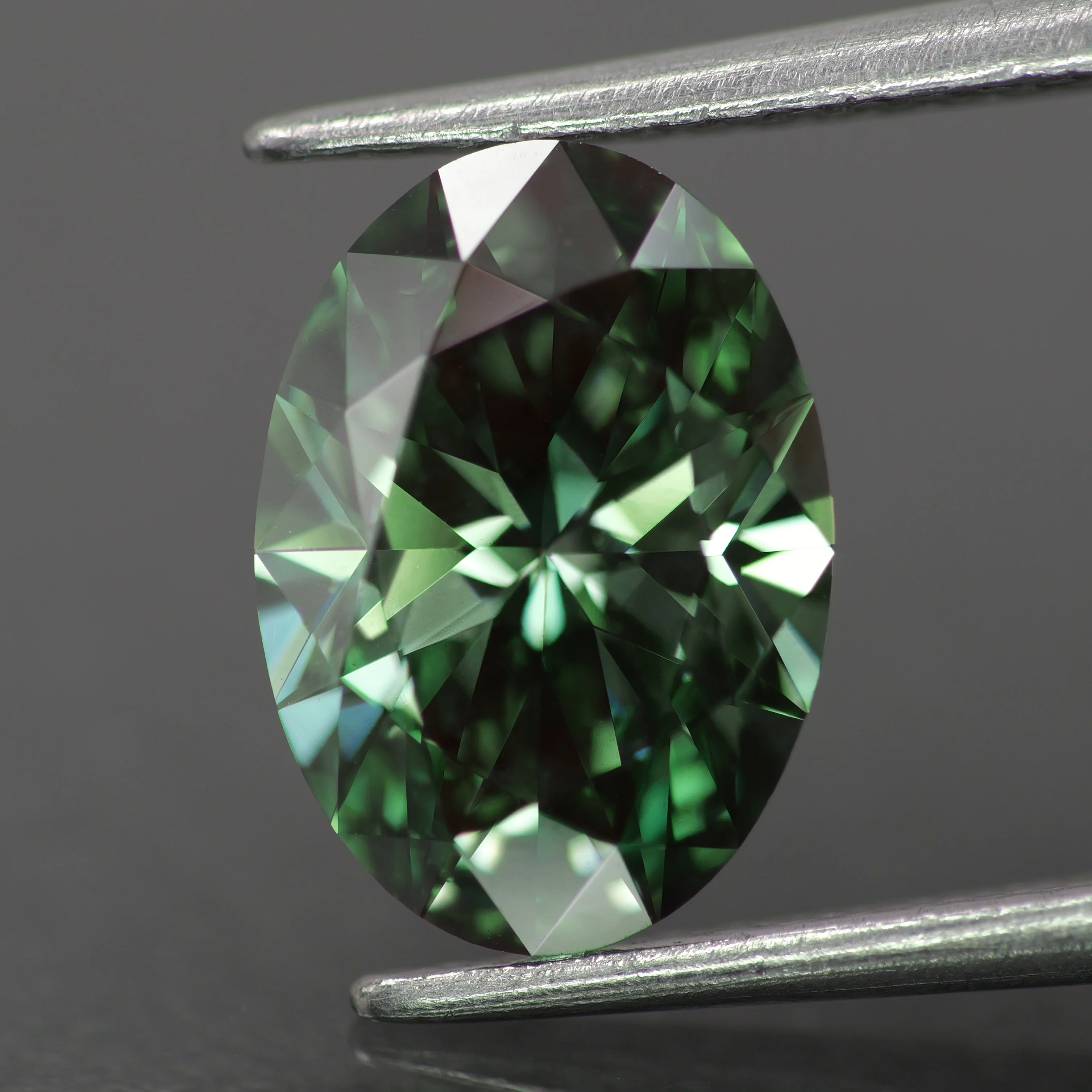 Lab grown diamond | IGI certified | oval-cut, *10x7mm, Fancy vivid green color, VS2, 2ct