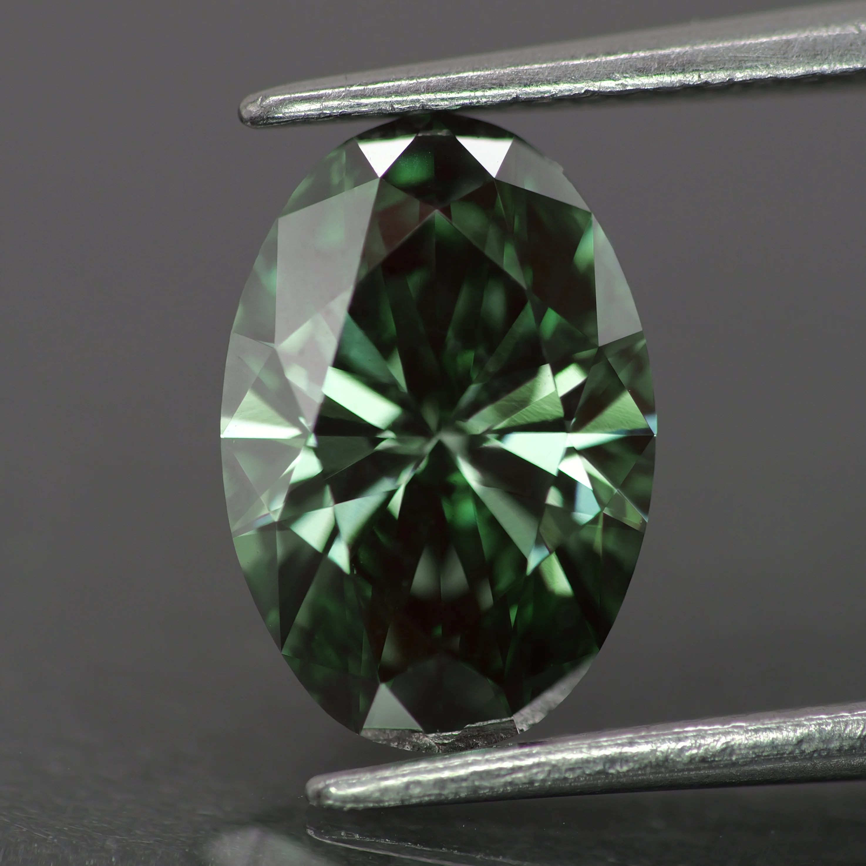 Lab grown diamond | IGI certified | oval-cut, *10x7mm, Fancy vivid green color, VVS2, 2ct