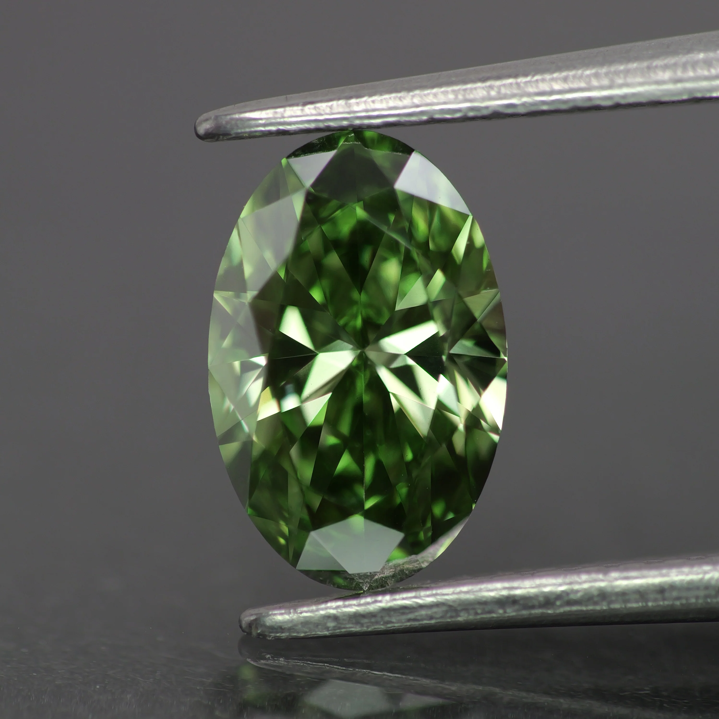 Lab grown diamond | IGI certified | oval-cut, *9x6mm, Fancy vivid green color, VS1, 1ct