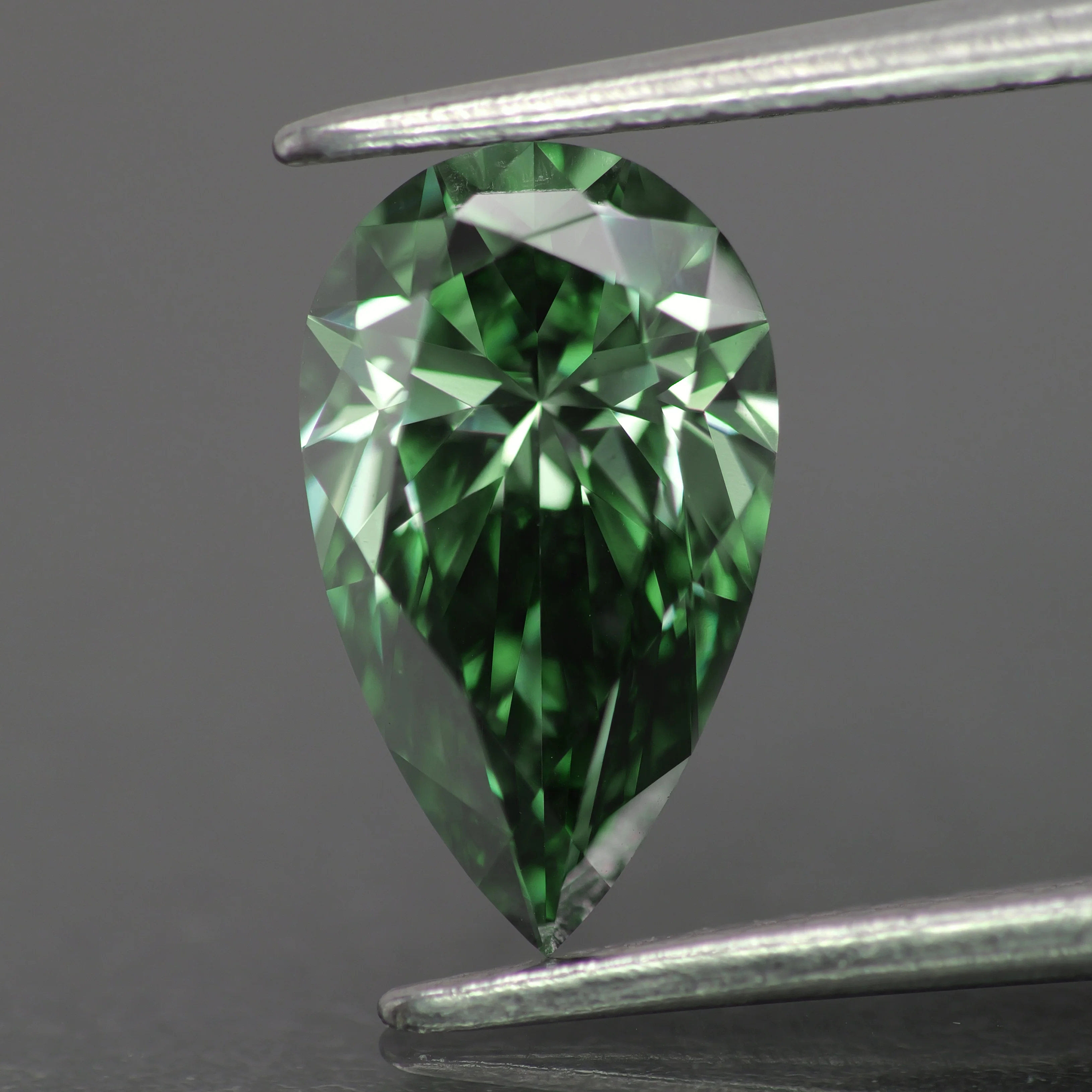 Lab grown diamond | IGI certified | pear-cut, 10x6mm, Fancy vivid green color, VS 2, *1.5ct