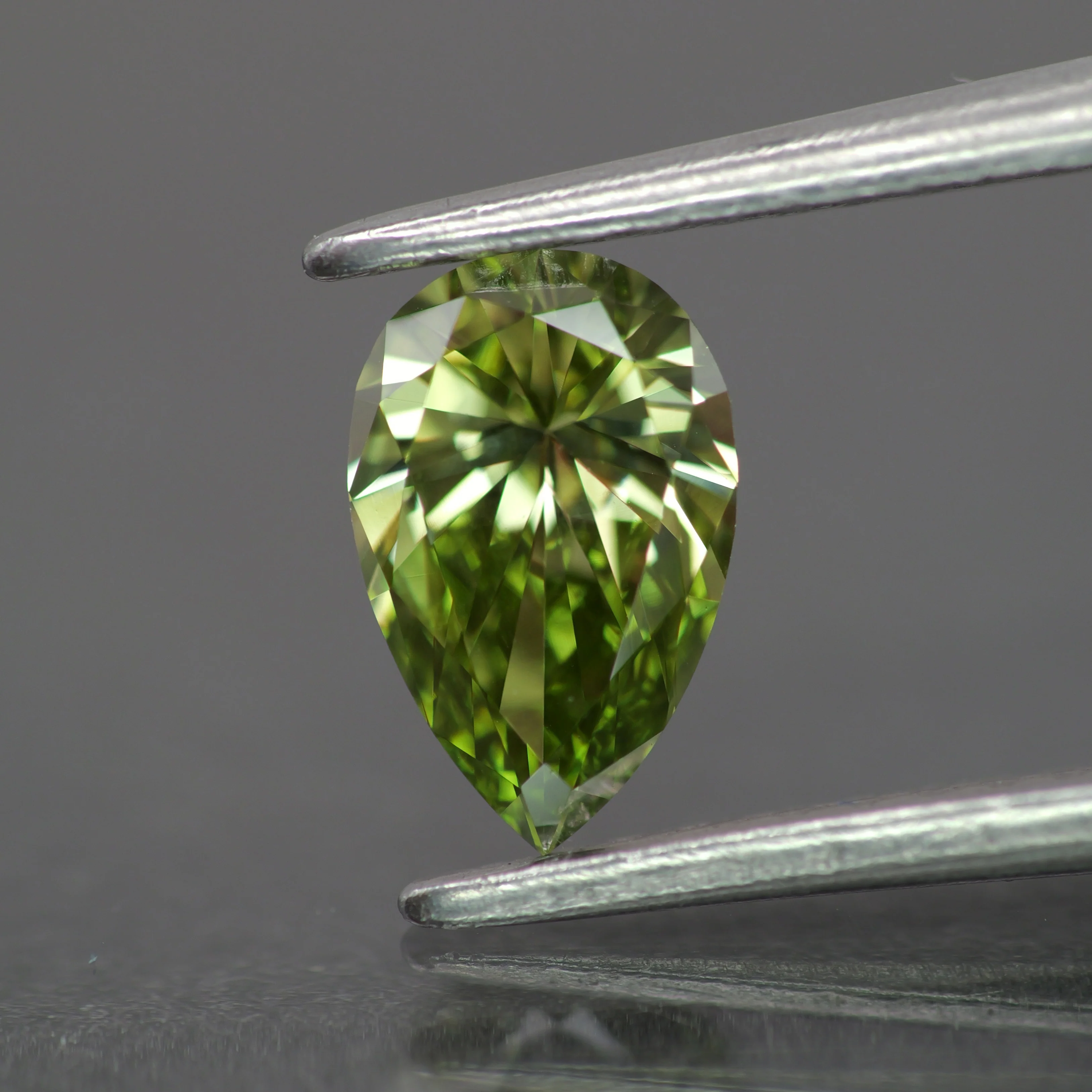 Lab grown diamond | IGI certified | pear-cut, 7x4.5mm, Fancy vivid green color, VS1, *0.5ct