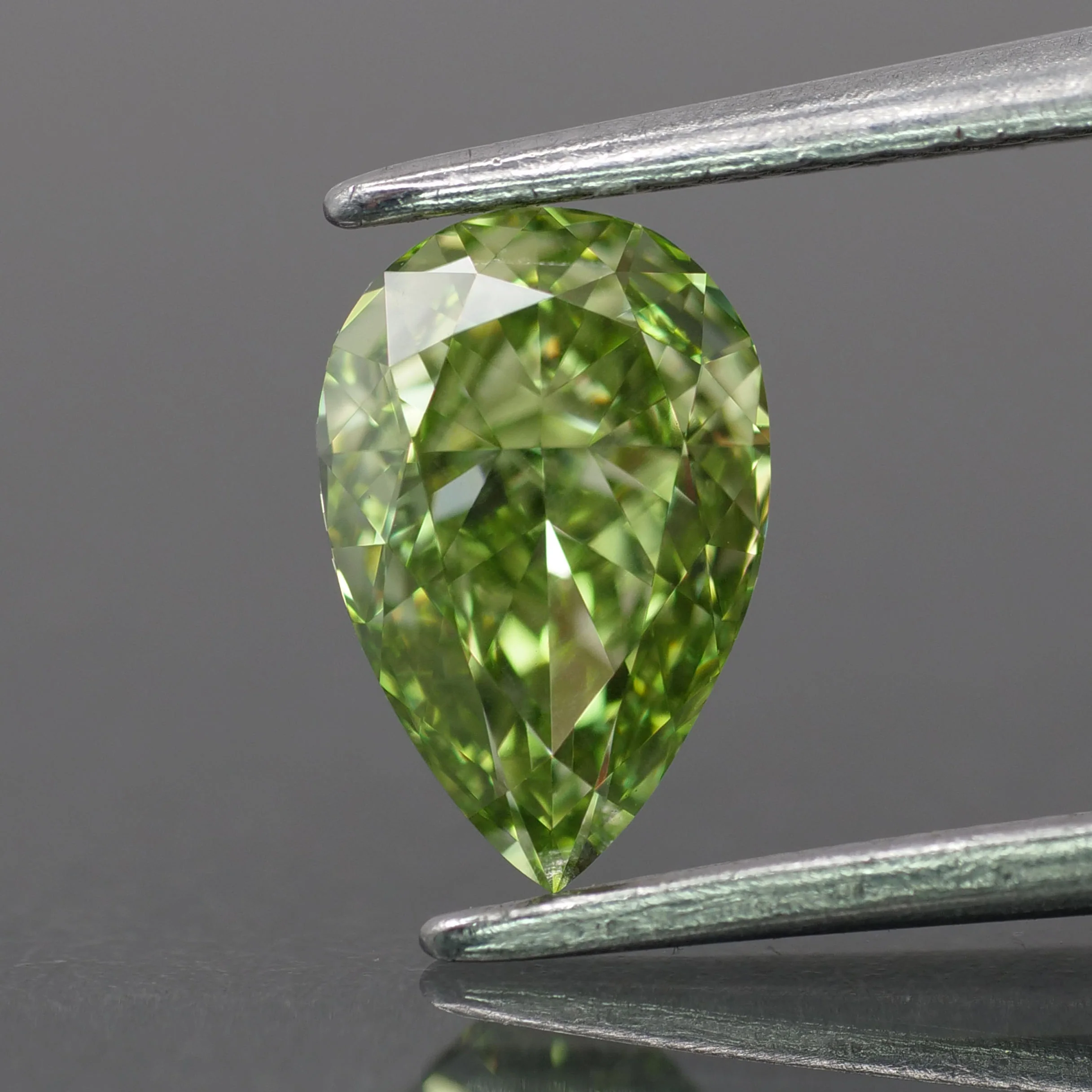 Lab grown diamond | IGI certified | pear-cut, *8x6mm, Fancy vivid green color, VS-VVS, *1ct