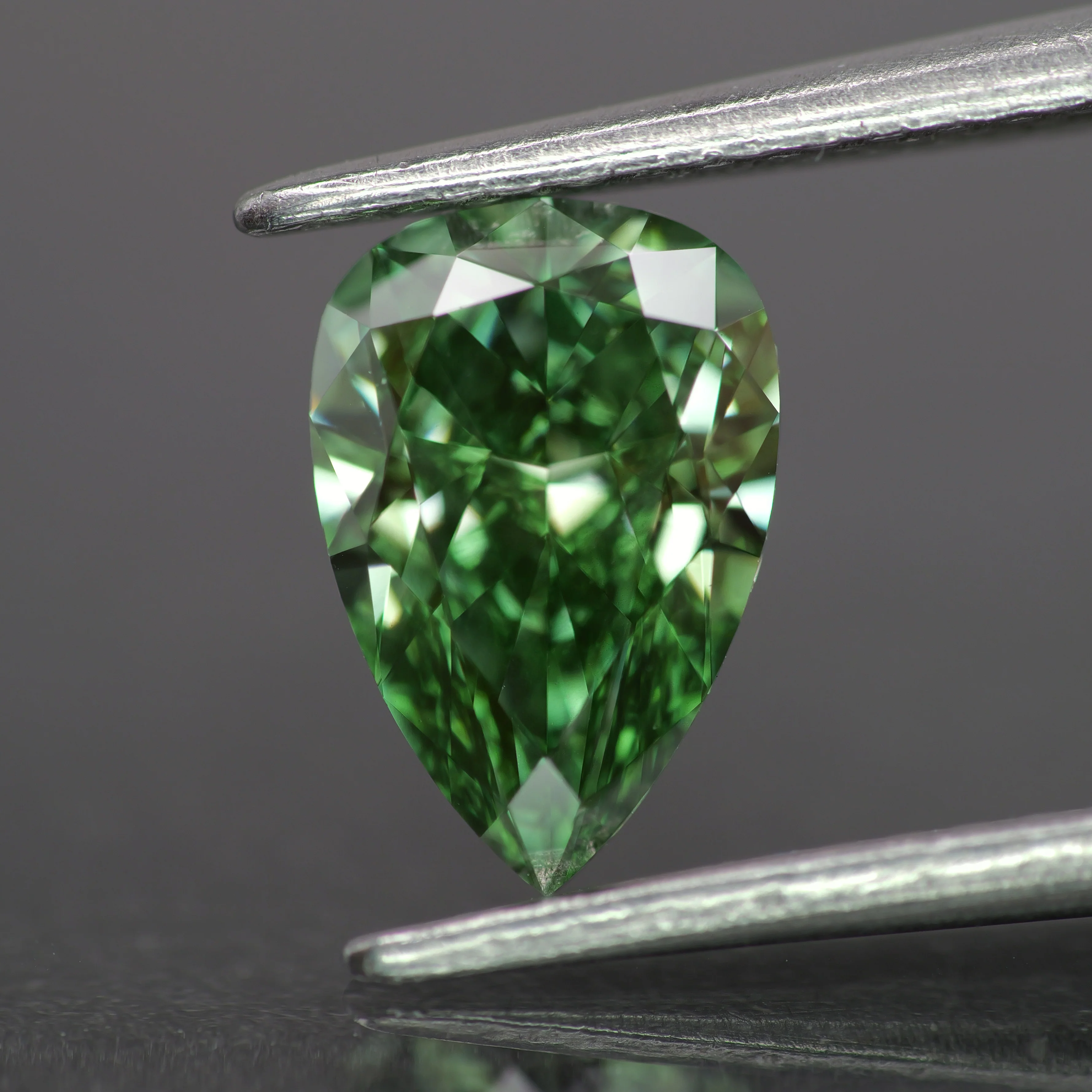 Lab grown diamond | IGI certified | pear-cut, 8x5.5mm, Fancy vivid green color, VVS 2, *1ct