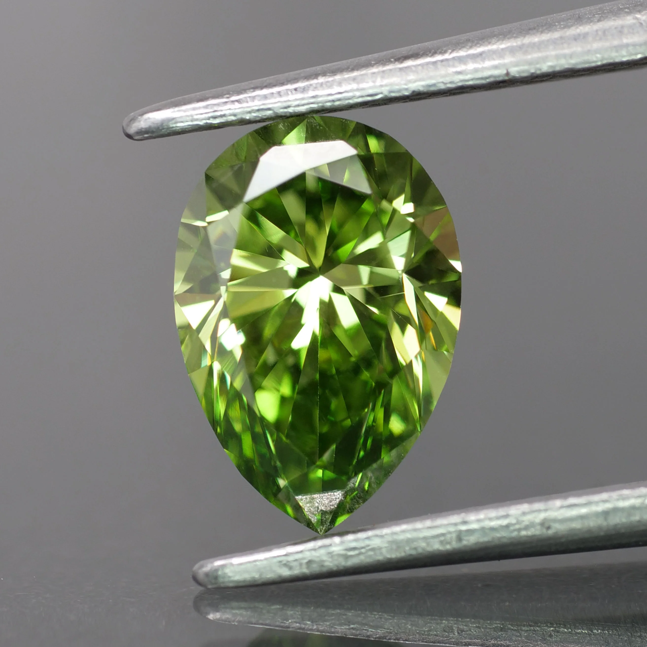 Lab grown diamond | IGI certified | pear-cut, 8x5.5mm, Fancy vivid green color, VVS 2, 1ct *