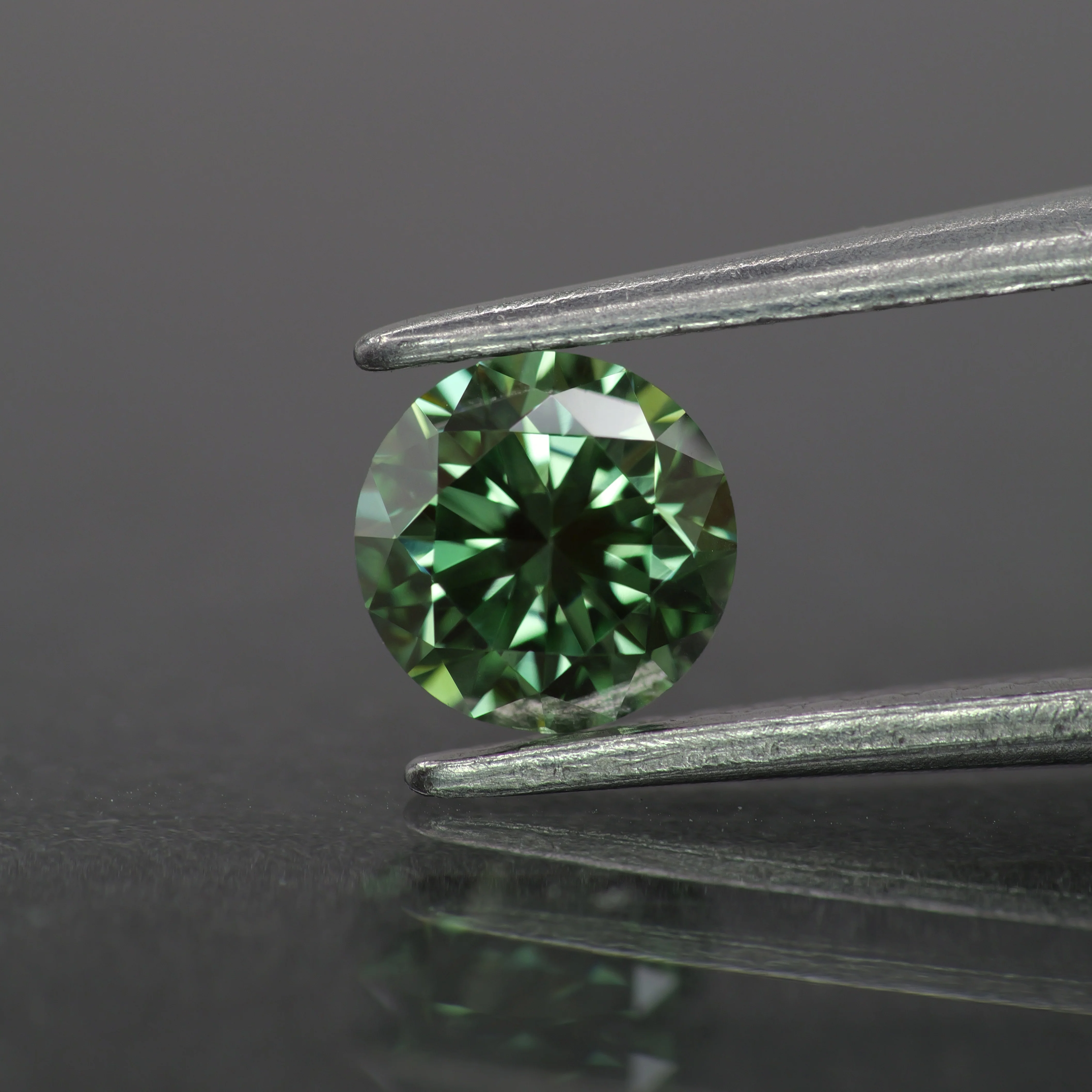 Lab grown diamond | IGI certified | round-cut, *5.5mm, Fancy vivid green color, VS-VVS, *0.6ct