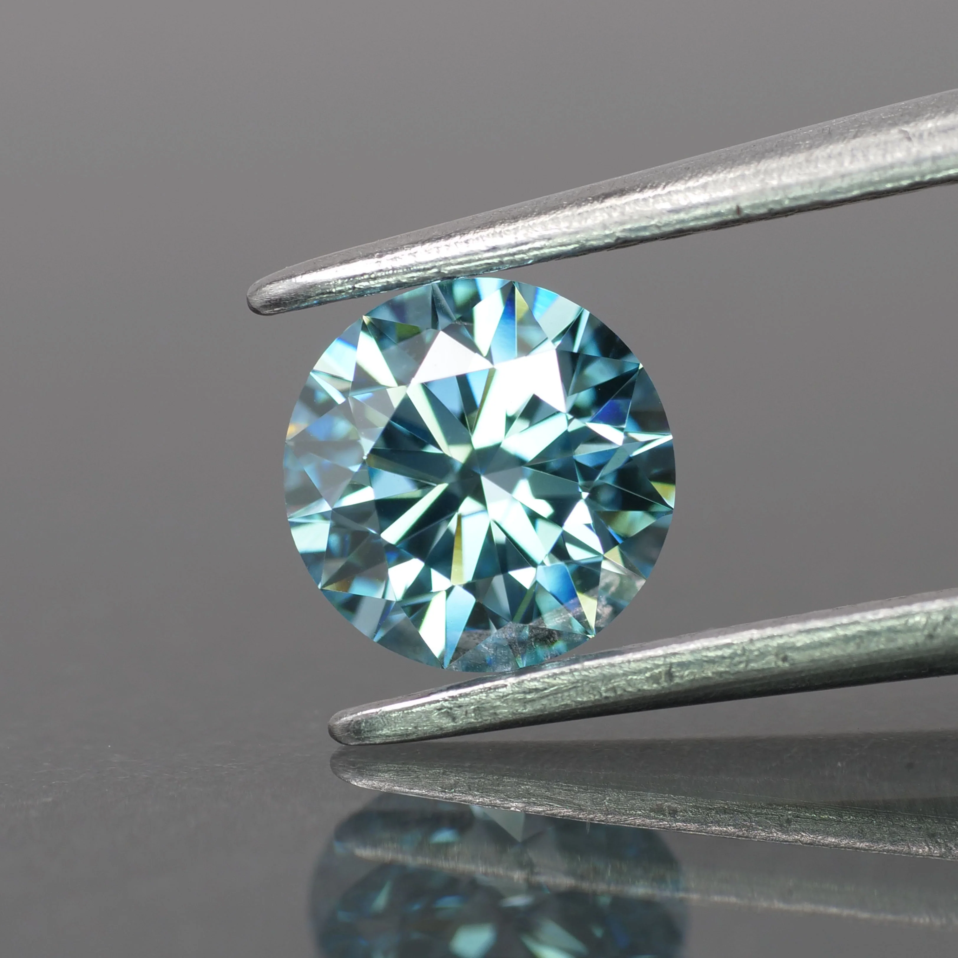 Lab grown diamond | IGI certified | round-cut, 6mm, Fancy vivid blue color, VS-VVS, *0.8ct