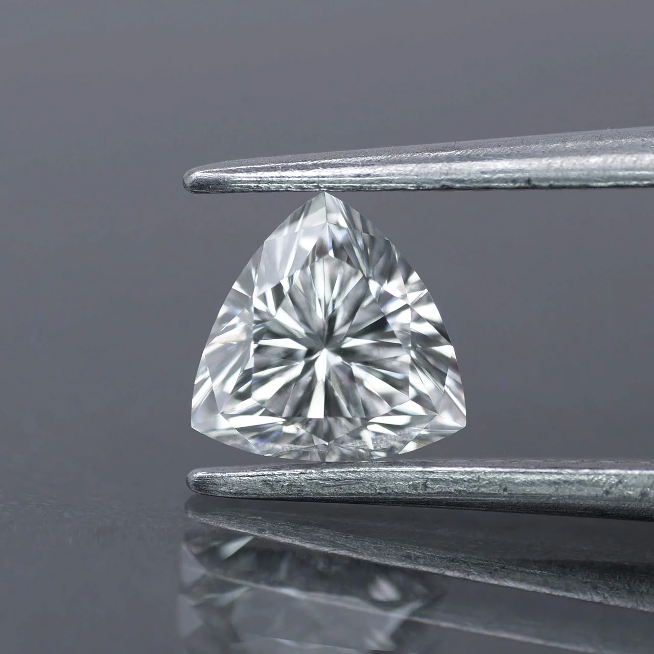 Lab grown diamond | IGI certified | trillion-cut, *6mm, E color, VVS2, 0.71ct