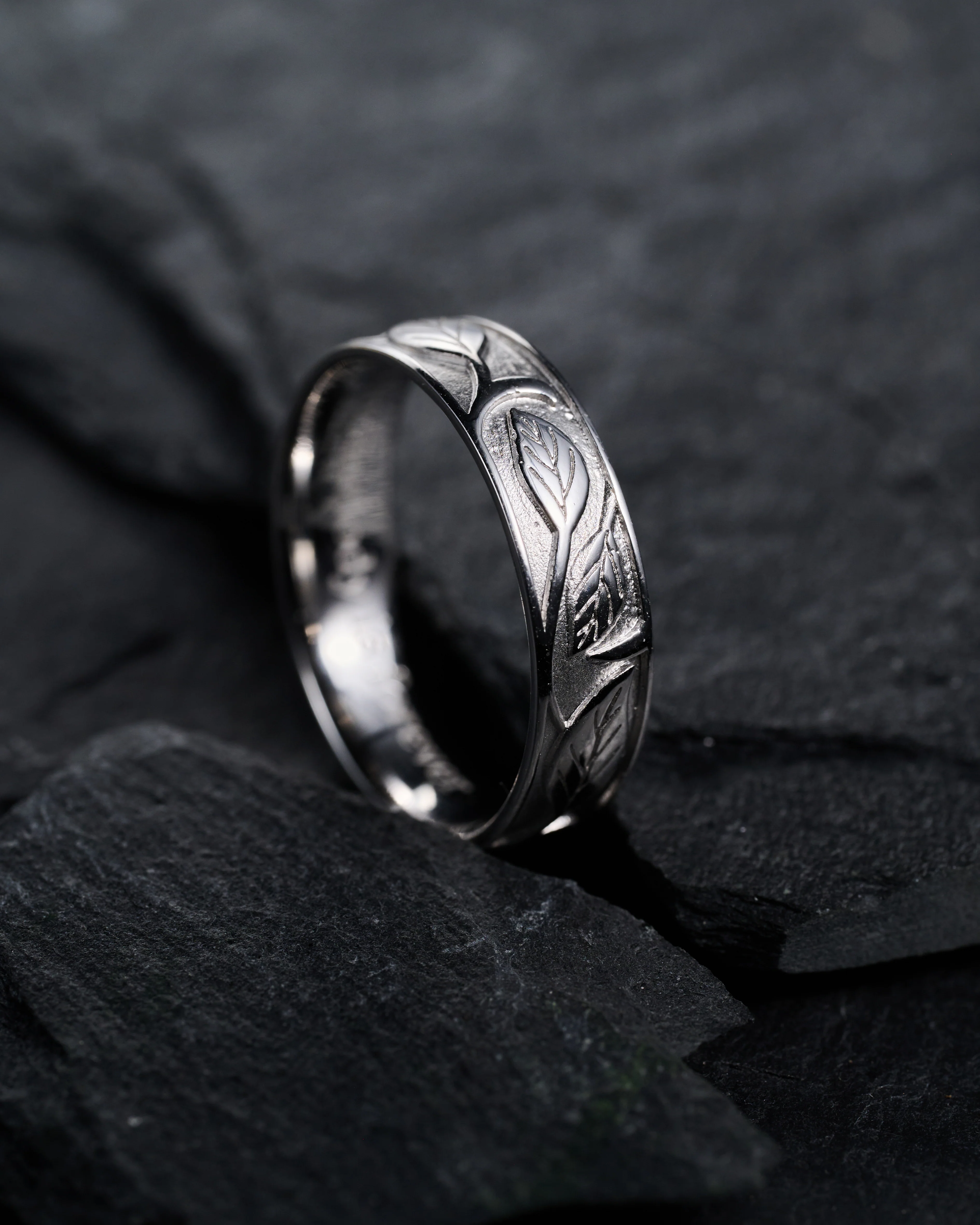 Leaf wedding band for men - Image 2