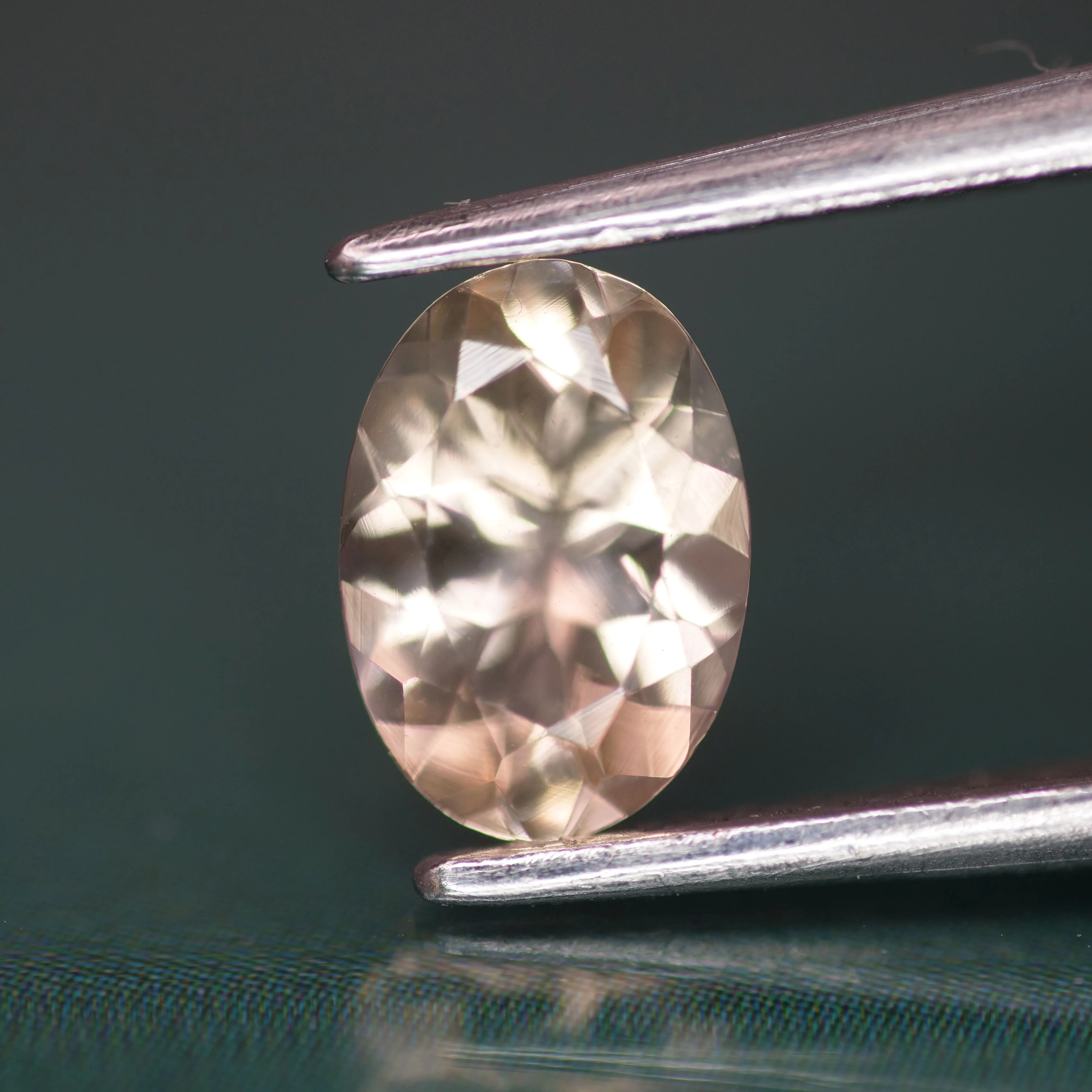Morganite | natural, peach color, oval-cut, 7x5mm, 0.6ct, Madagascar